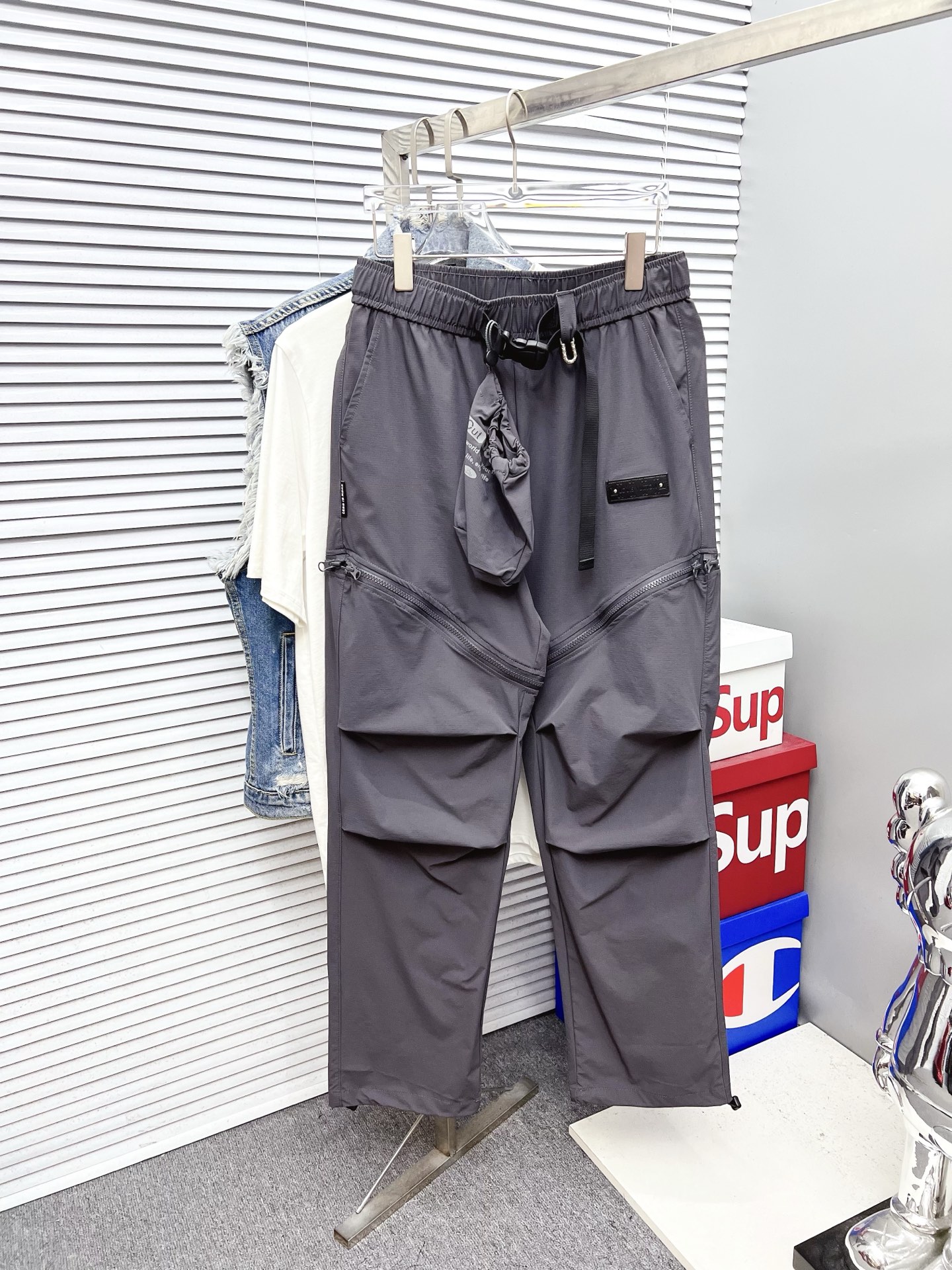 NO:521099,LV 2025ss Spring and Summer New Styles New Styles Men's Working Leisure Pants, Business Leisure Styles!  !  The fabric is important!  Baby's skin is smooth!  !  Customer supplies fixed fabrics, and you can find that they are very smooth fabrics, soft and skin-friendly. The upper body is crisp and stylish, and the surface has a warm and shiny feeling. It is high-end and textured. The upper body is very distinctive, with classic brand logo embellishment, elegant and natural style, moderate thickness, suitable for early spring wear, and the hardware and accessories are all in all quality!  A model that is very practical for business and casual wear. Size M-2XL, louis vuitton, alexander wang19860909LV 2025ss春夏新款新款男士工装休闲裤、商务休闲款！！重在面料！婴儿肌肤般的柔滑！！客供定织料,入手便知极具柔滑面料,手感柔软亲肤,上身挺括有型,表面又有着温润的光泽感,高档而显质感,经典细节处理,上身很有特点,经典品牌标识点缀,优雅自然的版型,厚度适中,适合早春穿着,五金辅料全品相！商务休闲都很实穿的一款.尺码M-2XL,,louis vuitton,alexander wang,Men's clothing