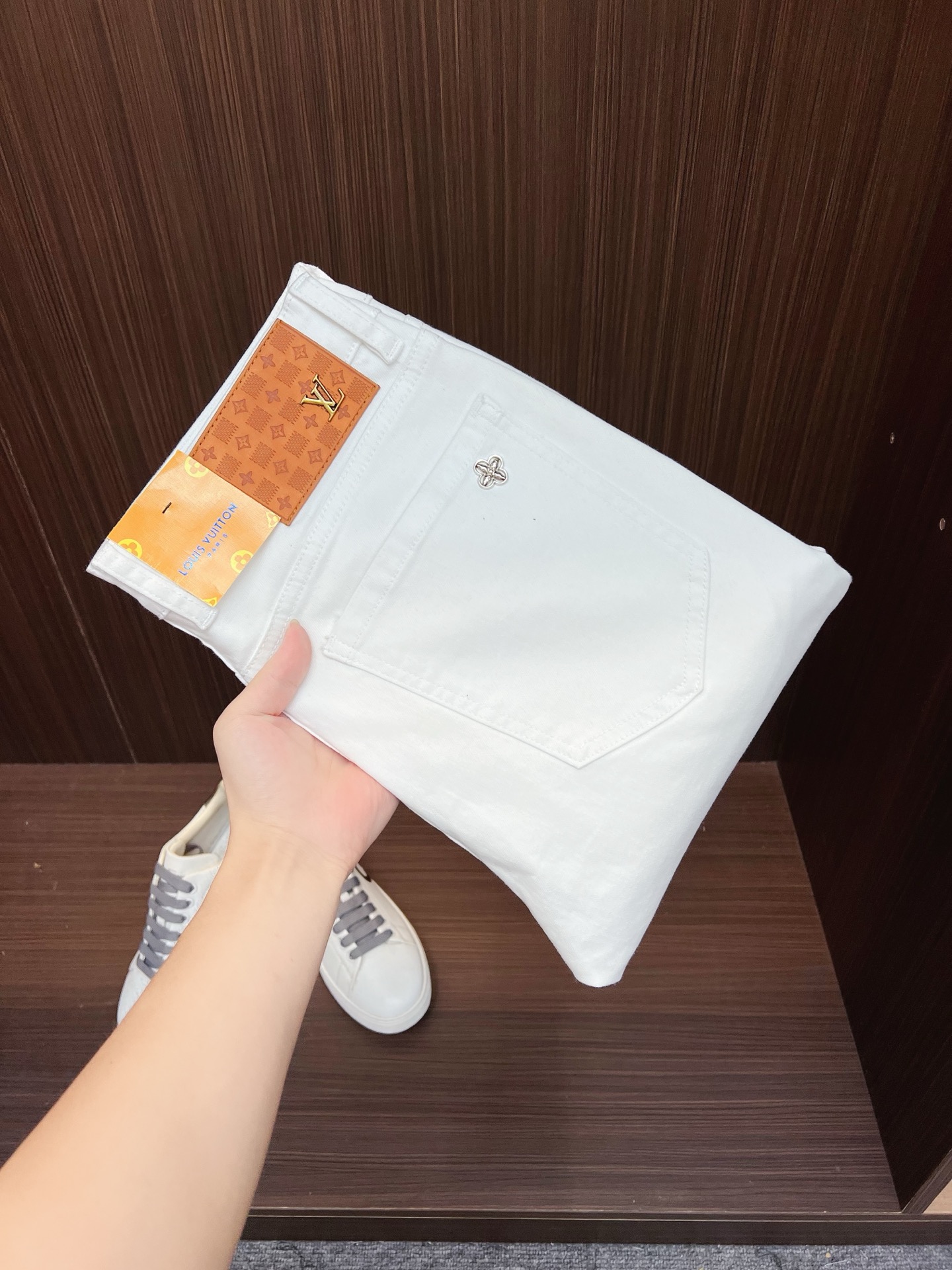 NO:569131,LV men's denim jeans, official album and poster outfit style!  High-grade imported denim raw color fabrics are supplied to customers, and the pure 13oz denim fabrics from Okayama, Japan are specially selected. Heavy environmentally friendly plant enzyme washing process is used. The texture has a light retro color, which is quite beautiful, and is very suitable for spring and summer color matching. The fabric is soft and delicate after washing, but has strong bones and a slight stretch, which provides an excellent comfortable experience. There is no damage from any technical elements throughout the body, retaining the purest tannin color!  The details throughout the body are perfect, exquisite and sophisticated. The latest leather label on the waist highlights the brand's characteristics. The hardware accessories, leather label and wiring all reflect the craftsmanship!  The silhouette is perfectly tailored and has excellent butt lift and slimming effect. It can be easily matched with any top in the wardrobe. It has wide compatibility and is suitable for various daily wear. The upper body is full of style. It is a must-have trousers for those who are obsessed with quality control and 1V!  Size 29-38 No 35 37,,louis vuitton,jeans,alexander wang19860909LV 男士丹宁牛仔裤,官宣画册海报穿搭款！ 客供高级进口的丹宁原色面料,特选日本冈山纯正13oz 盎司牛仔布料,重磅环保植物酵素水洗工艺,肌理有着淡淡的复古色彩,相当漂亮,极符合春夏的配色,面料经过水洗后柔软细腻,但筋骨感极强,且略带弹力,提供了绝佳的舒适体验,通身无任何工艺元素破坏,保留了最纯粹的丹宁本色！通身细节完美如斯,精湛且考究,最新的腰部皮标彰显了品牌特质,五金配件、皮标、走线无不体现出匠心工艺！版型剪裁完美,提臀修身效果绝佳,可轻松横扫衣橱任何的上装搭配,兼容性广泛,满足于日常各种穿搭,上身型款十足,于品质控及1V迷控者必入型裤装！ 尺码29-38 无35 37,,louis vuitton,jeans,alexander wang,Men's clothing