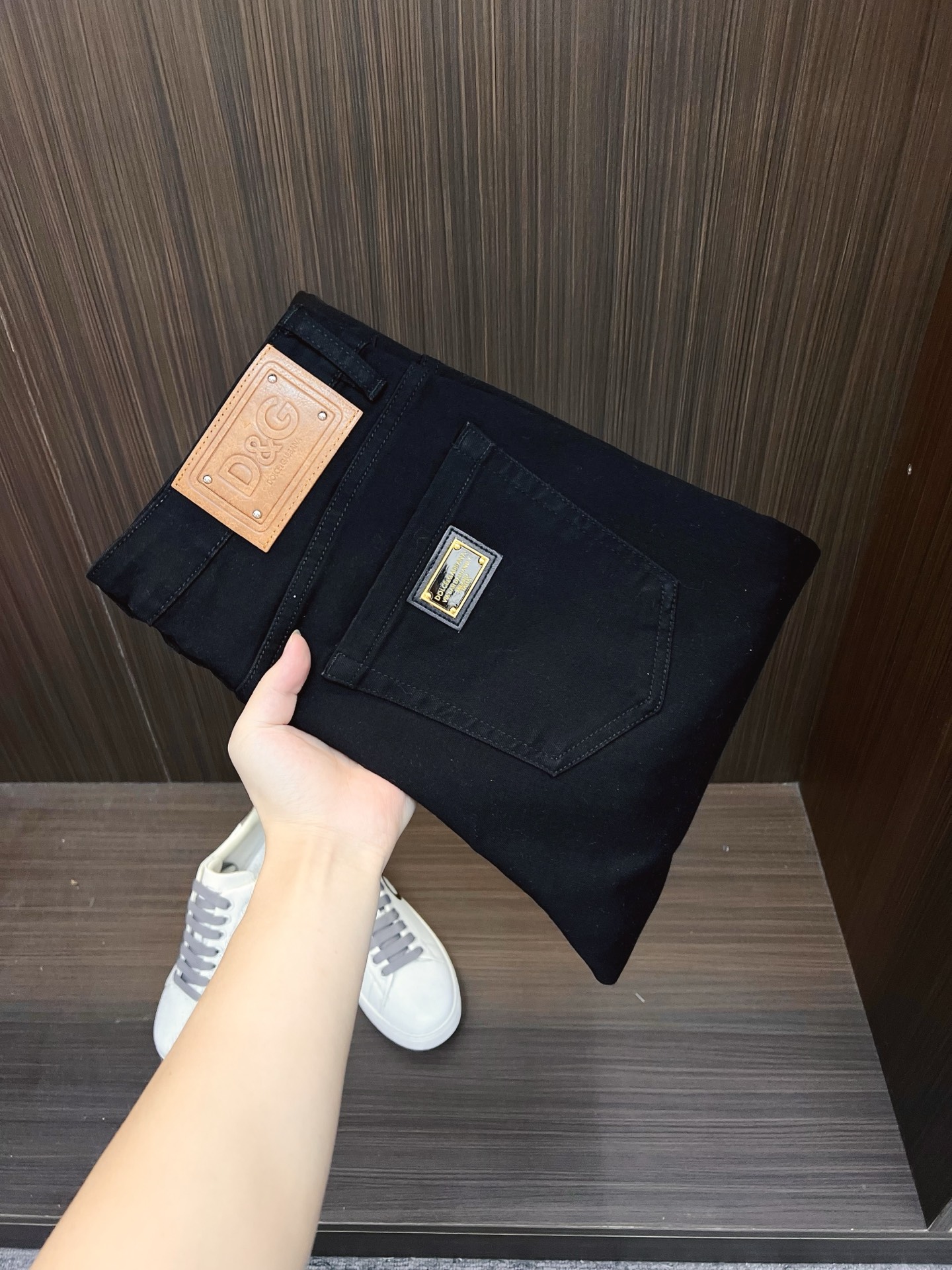 NO:569137,D&G men's denim jeans, official album and poster wear style!  High-end imported denim raw color fabrics are supplied to customers, and the pure 13oz denim fabrics from Okayama, Japan are specially selected. Heavy environmentally friendly plant enzyme washing process is used. The texture has a light retro color, which is quite beautiful and is very suitable for spring and summer color matching. The fabric is soft and delicate after washing, but has a strong muscular feel and is slightly stretchy, providing an excellent comfortable experience. There is no damage from any technical elements throughout the body, retaining the purest tannin color!  The details throughout the body are perfect, exquisite and sophisticated. The latest leather label on the waist highlights the brand's characteristics. The hardware accessories, leather label and wiring all reflect the craftsmanship!  The silhouette is perfectly tailored and has excellent butt lift and slimming effect. It can be easily matched with any top in the wardrobe. It has wide compatibility and is suitable for various daily wear. The upper body is full of style. It is a must-have trousers for those who are obsessed with quality control and 1V!  Size 29-38 No 35 37,,Dolce&Gabbana,jeans,alexander wang19860909D&G 男士丹宁牛仔裤,官宣画册海报穿搭款！ 客供高级进口的丹宁原色面料,特选日本冈山纯正13oz 盎司牛仔布料,重磅环保植物酵素水洗工艺,肌理有着淡淡的复古色彩,相当漂亮,极符合春夏的配色,面料经过水洗后柔软细腻,但筋骨感极强,且略带弹力,提供了绝佳的舒适体验,通身无任何工艺元素破坏,保留了最纯粹的丹宁本色！通身细节完美如斯,精湛且考究,最新的腰部皮标彰显了品牌特质,五金配件、皮标、走线无不体现出匠心工艺！版型剪裁完美,提臀修身效果绝佳,可轻松横扫衣橱任何的上装搭配,兼容性广泛,满足于日常各种穿搭,上身型款十足,于品质控及1V迷控者必入型裤装！ 尺码29-38 无35 37,,Dolce&Gabbana,jeans,alexander wang,Men's clothing