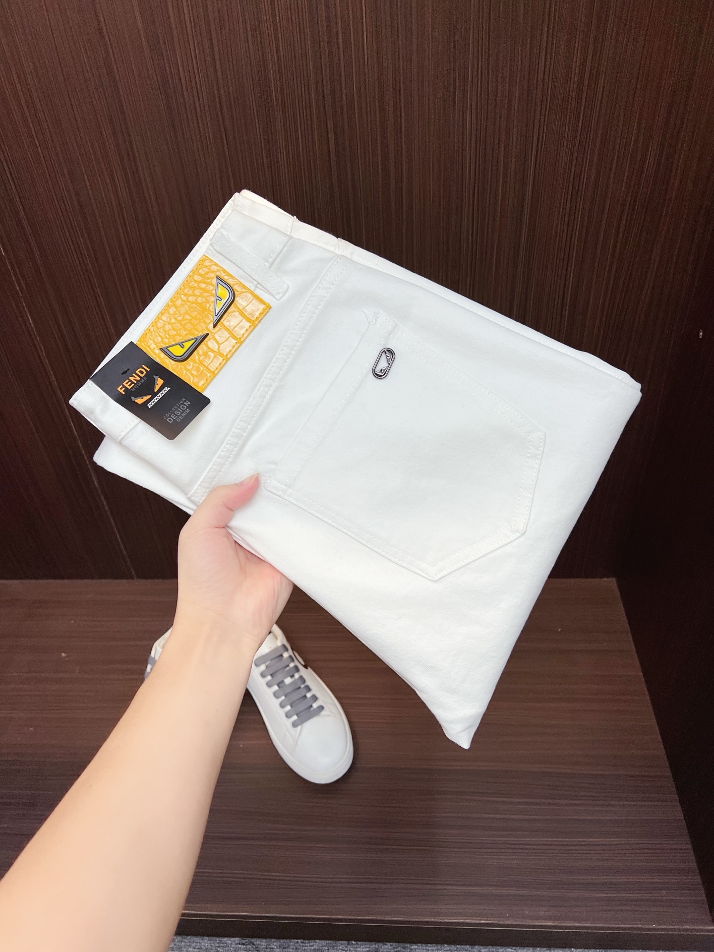 NO:569094,FENDI Fendi Men's Denim Jeans, Official Announcement Album and Poster Style!  High-grade imported denim raw color fabrics are supplied to customers, and the pure 13oz denim fabrics from Okayama, Japan are specially selected. Heavy environmentally friendly plant enzyme washing process is used. The texture has a light retro color, which is quite beautiful, and is very suitable for spring and summer color matching. The fabric is soft and delicate after washing, but has strong bones and a slight stretch, which provides an excellent comfortable experience. There is no damage from any technical elements throughout the body, retaining the purest tannin color!  The details throughout the body are perfect, exquisite and sophisticated. The latest leather label on the waist highlights the brand's characteristics. The hardware accessories, leather label and wiring all reflect the craftsmanship!  The silhouette is perfectly tailored and has excellent butt lift and slimming effect. It can be easily matched with any top in the wardrobe. It has wide compatibility and is suitable for various daily wear. The upper body is full of style. It is a must-have trousers for those who are obsessed with quality control and 1V!  Size 29-38 No 35 37,,fendi,fendi,jeans,alexander wang19860909FENDI 芬迪 男士丹宁牛仔裤,官宣画册海报穿搭款！ 客供高级进口的丹宁原色面料,特选日本冈山纯正13oz 盎司牛仔布料,重磅环保植物酵素水洗工艺,肌理有着淡淡的复古色彩,相当漂亮,极符合春夏的配色,面料经过水洗后柔软细腻,但筋骨感极强,且略带弹力,提供了绝佳的舒适体验,通身无任何工艺元素破坏,保留了最纯粹的丹宁本色！通身细节完美如斯,精湛且考究,最新的腰部皮标彰显了品牌特质,五金配件、皮标、走线无不体现出匠心工艺！版型剪裁完美,提臀修身效果绝佳,可轻松横扫衣橱任何的上装搭配,兼容性广泛,满足于日常各种穿搭,上身型款十足,于品质控及1V迷控者必入型裤装！ 尺码29-38 无35 37,,fendi,fendi,jeans,alexander wang,Men's clothing