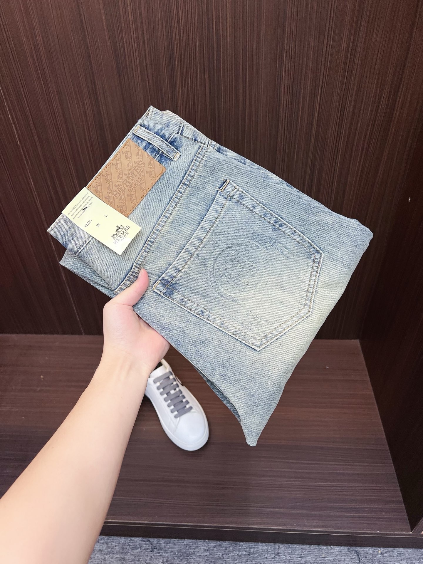 NO:569099,Hermès men's denim jeans, official album and poster outfit style!  High-end imported denim raw color fabrics are supplied to customers, and the pure 13oz denim fabrics from Okayama, Japan are specially selected. Heavy environmentally friendly plant enzyme washing process is used. The texture has a light retro color, which is quite beautiful and is very suitable for spring and summer color matching. The fabric is soft and delicate after washing, but has a strong muscular feel and is slightly stretchy, providing an excellent comfortable experience. There is no damage from any technical elements throughout the body, retaining the purest tannin color!  The details throughout the body are perfect, exquisite and sophisticated. The latest leather label on the waist highlights the brand's characteristics. The hardware ac19860909爱马仕 男士丹宁牛仔裤,官宣画册海报穿搭款！ 客供高级进口的丹宁原色面料,特选日本冈山纯正13oz 盎司牛仔布料,重磅环保植物酵素水洗工艺,肌理有着淡淡的复古色彩,相当漂亮,极符合春夏的配色,面料经过水洗后柔软细腻,但筋骨感极强,且略带弹力,提供了绝佳的舒适体验,通身无任何工艺元素破坏,保留了最纯粹的丹宁本色！通身细节完美如斯,精湛且考究,最新的腰部皮标彰显了品牌特质,五金配件、皮标、走线无不体现出匠心工艺！版型剪裁完美,提臀修身效果绝佳,可轻松横扫衣橱任何的上装搭配,兼容性广泛,满足于日常各种穿搭,上身型款十足,于品质控及1V迷控者必入型裤装！ 尺码29-38 无35 37,,hermes,jeans,alexander wang,Men's clothing