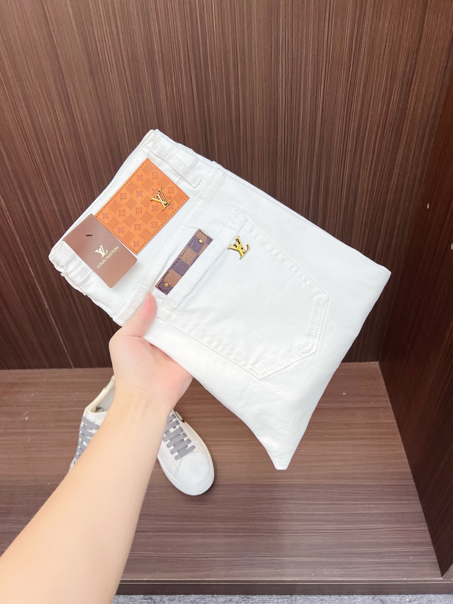 NO:569109,LV men's denim jeans, official album and poster outfit style!  High-grade imported denim raw color fabrics are supplied to customers, and the pure 13oz denim fabrics from Okayama, Japan are specially selected. Heavy environmentally friendly plant enzyme washing process is used. The texture has a light retro color, which is quite beautiful, and is very suitable for spring and summer color matching. The fabric is soft and delicate after washing, but has strong bones and a slight stretch, which provides an excellent comfortable experience. There is no damage from any technical elements throughout the body, retaining the purest tannin color!  The details throughout the body are perfect, exquisite and sophisticated. The latest leather label on the waist highlights the brand's characteristics. The hardware accessories, leather label and wiring all reflect the craftsmanship!  The silhouette is perfectly tailored and has excellent butt lift and slimming effect. It can be easily matched with any top in the wardrobe. It has wide compatibility and is suitable for various daily wear. The upper body is full of style. It is a must-have trousers for those who are obsessed with quality control and 1V!  Size 29-38 No 35 37,,louis vuitton,jeans,alexander wang19860909LV 男士丹宁牛仔裤,官宣画册海报穿搭款！ 客供高级进口的丹宁原色面料,特选日本冈山纯正13oz 盎司牛仔布料,重磅环保植物酵素水洗工艺,肌理有着淡淡的复古色彩,相当漂亮,极符合春夏的配色,面料经过水洗后柔软细腻,但筋骨感极强,且略带弹力,提供了绝佳的舒适体验,通身无任何工艺元素破坏,保留了最纯粹的丹宁本色！通身细节完美如斯,精湛且考究,最新的腰部皮标彰显了品牌特质,五金配件、皮标、走线无不体现出匠心工艺！版型剪裁完美,提臀修身效果绝佳,可轻松横扫衣橱任何的上装搭配,兼容性广泛,满足于日常各种穿搭,上身型款十足,于品质控及1V迷控者必入型裤装！ 尺码29-38 无35 37,,louis vuitton,jeans,alexander wang,Men's clothing