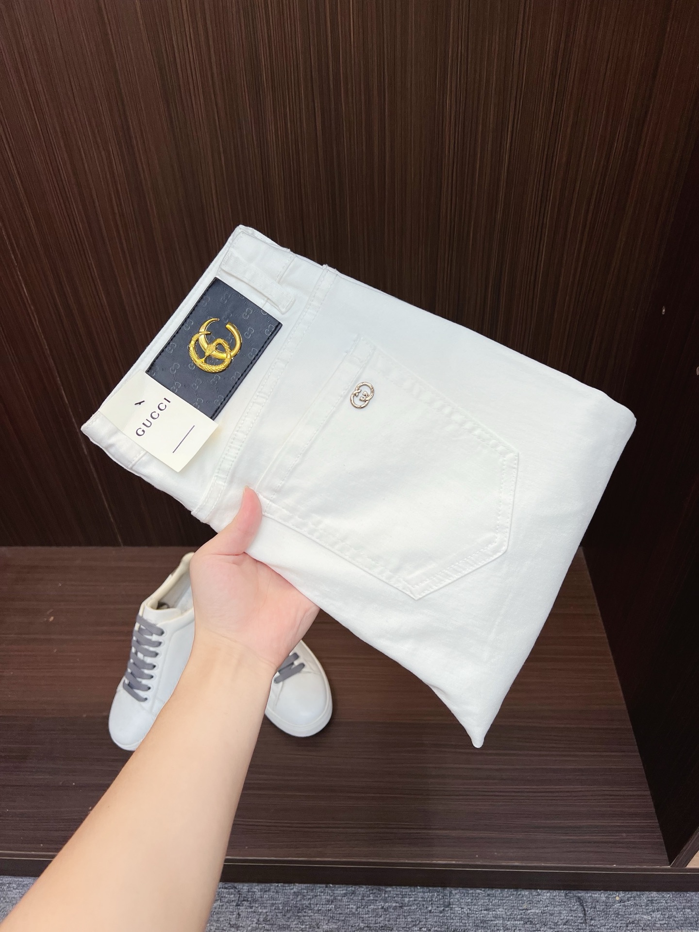 NO:569128,GUCCI men's denim jeans, official album and poster outfit style!  High-grade imported denim raw color fabrics are supplied to customers, and the pure 13oz denim fabrics from Okayama, Japan are specially selected. Heavy environmentally friendly plant enzyme washing process is used. The texture has a light retro color, which is quite beautiful, and is very suitable for spring and summer color matching. The fabric is soft and delicate after washing, but has strong bones and a slight stretch, which provides an excellent comfortable experience. There is no damage from any technical elements throughout the body, retaining the purest tannin color!  The details throughout the body are perfect, exquisite and sophisticated. The latest leather label on the waist highlights the brand's characteristics. The hardware accessories, leather label and wiring all reflect the craftsmanship!  The silhouette is perfectly tailored and has excellent butt lift and slimming effect. It can be easily matched with any top in the wardrobe. It has wide compatibility and is suitable for various daily wear. The upper body is full of style. It is a must-have trousers for those who are obsessed with quality control and 1V!  Size 29-38 No 35 37,,gucci,jeans,alexander wang19860909GUCCI 古奇 男士丹宁牛仔裤,官宣画册海报穿搭款！ 客供高级进口的丹宁原色面料,特选日本冈山纯正13oz 盎司牛仔布料,重磅环保植物酵素水洗工艺,肌理有着淡淡的复古色彩,相当漂亮,极符合春夏的配色,面料经过水洗后柔软细腻,但筋骨感极强,且略带弹力,提供了绝佳的舒适体验,通身无任何工艺元素破坏,保留了最纯粹的丹宁本色！通身细节完美如斯,精湛且考究,最新的腰部皮标彰显了品牌特质,五金配件、皮标、走线无不体现出匠心工艺！版型剪裁完美,提臀修身效果绝佳,可轻松横扫衣橱任何的上装搭配,兼容性广泛,满足于日常各种穿搭,上身型款十足,于品质控及1V迷控者必入型裤装！ 尺码29-38 无35 37,,gucci,jeans,alexander wang,Men's clothing