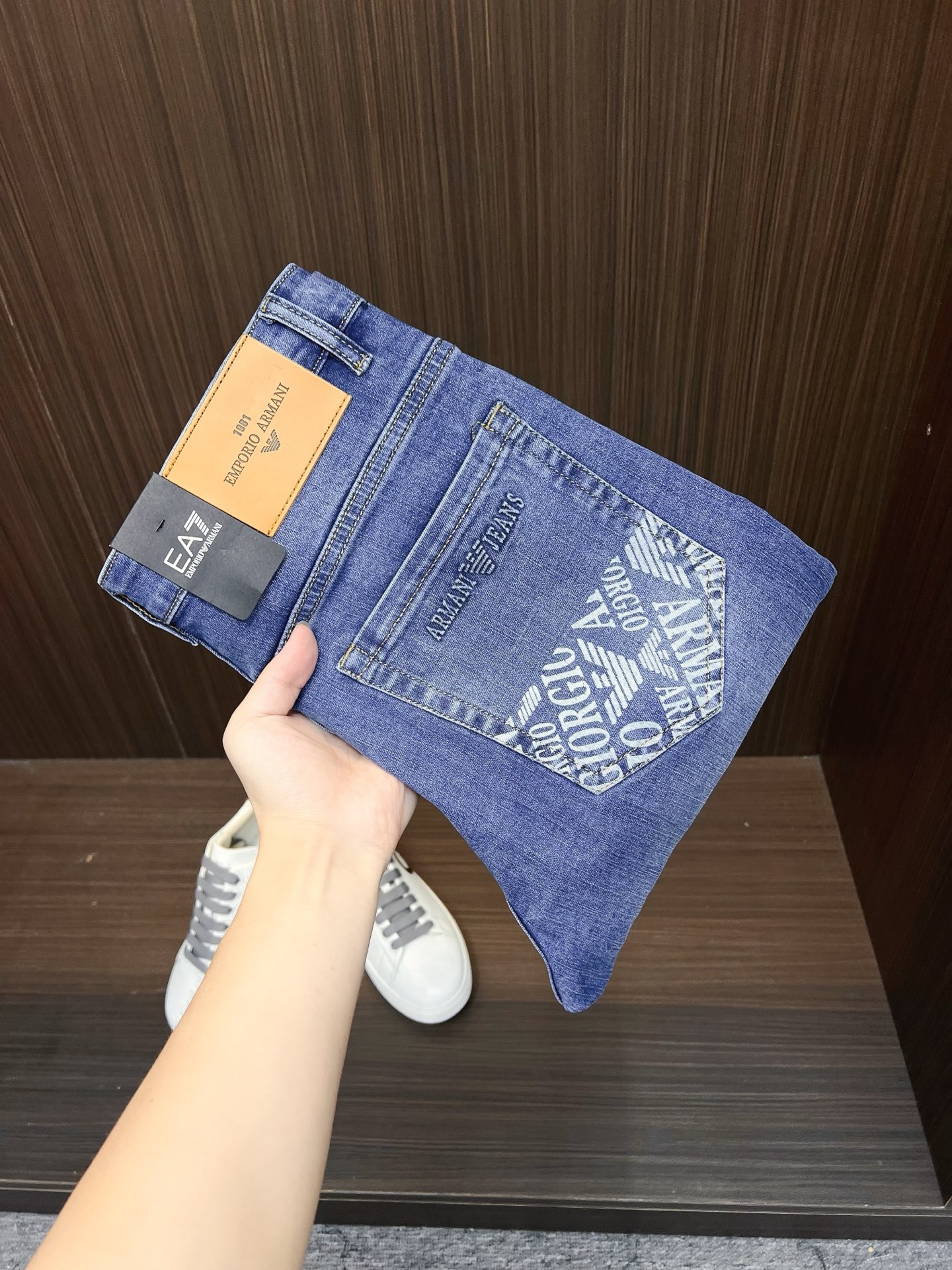 NO:569114,Armani Armani men's denim jeans, official album and poster wear style!  High-grade imported denim raw color fabrics are supplied to customers, and the pure 13oz denim fabrics from Okayama, Japan are specially selected. Heavy environmentally friendly plant enzyme washing process is used. The texture has a light retro color, which is quite beautiful, and is very suitable for spring and summer color matching. The fabric is soft and delicate after washing, but has strong bones and a slight stretch, which provides an excellent comfortable experience. There is no damage from any technical elements throughout the body, retaining the purest tannin color!  The details throughout the body are perfect, exquisite and sophisticated. The latest leather label on the waist highlights the brand's characteristics. The hardware accessories, leather label and wiring all reflect the craftsmanship!  The silhouette is perfectly tailored and has excellent butt lift and slimming effect. It can be easily matched with any top in the wardrobe. It has wide compatibility and is suitable for various daily wear. The upper body is full of style. It is a must-have trousers for those who are obsessed with quality control and 1V!  Size 29-38 No 35 37,,armani,armani,jeans,alexander wang19860909Armani 阿玛尼 男士丹宁牛仔裤,官宣画册海报穿搭款！ 客供高级进口的丹宁原色面料,特选日本冈山纯正13oz 盎司牛仔布料,重磅环保植物酵素水洗工艺,肌理有着淡淡的复古色彩,相当漂亮,极符合春夏的配色,面料经过水洗后柔软细腻,但筋骨感极强,且略带弹力,提供了绝佳的舒适体验,通身无任何工艺元素破坏,保留了最纯粹的丹宁本色！通身细节完美如斯,精湛且考究,最新的腰部皮标彰显了品牌特质,五金配件、皮标、走线无不体现出匠心工艺！版型剪裁完美,提臀修身效果绝佳,可轻松横扫衣橱任何的上装搭配,兼容性广泛,满足于日常各种穿搭,上身型款十足,于品质控及1V迷控者必入型裤装！ 尺码29-38 无35 37,,armani,armani,jeans,alexander wang,Men's clothing