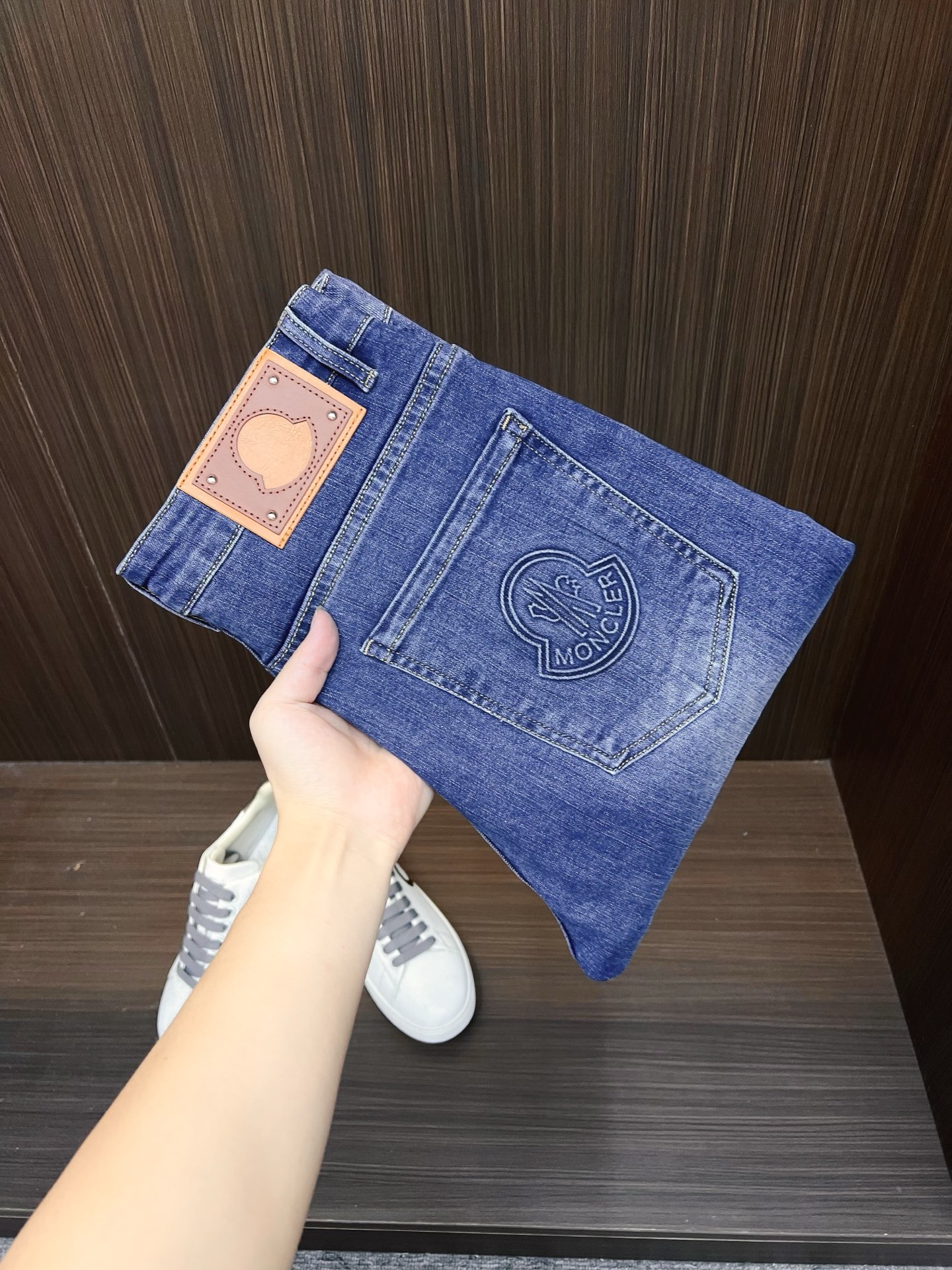 NO:569133,Men's denim jeans, official album and poster outfit!  High-grade imported denim raw color fabrics are supplied to customers, and the pure 13oz denim fabrics from Okayama, Japan are specially selected. Heavy environmentally friendly plant enzyme washing process is used. The texture has a light retro color, which is quite beautiful, and is very suitable for spring and summer color matching. The fabric is soft and delicate after washing, but has strong bones and a slight stretch, which provides an excellent comfortable experience. There is no damage from any technical elements throughout the body, retaining the purest tannin color!  The details throughout the body are perfect, exquisite and sophisticated. The latest leather label on the waist highlights the brand's characteristics. The hardware accessories, leather label and wiring all reflect the craftsmanship!  The silhouette is perfectly tailored and has excellent butt lift and slimming effect. It can be easily matched with any top in the wardrobe. It has wide compatibility and is suitable for various daily wear. The upper body is full of style. It is a must-have trousers for those who are obsessed with quality control and 1V!  Size 29-38 No 35 37,,Moncler,jeans,alexander wang19860909蒙口 男士丹宁牛仔裤,官宣画册海报穿搭款！ 客供高级进口的丹宁原色面料,特选日本冈山纯正13oz 盎司牛仔布料,重磅环保植物酵素水洗工艺,肌理有着淡淡的复古色彩,相当漂亮,极符合春夏的配色,面料经过水洗后柔软细腻,但筋骨感极强,且略带弹力,提供了绝佳的舒适体验,通身无任何工艺元素破坏,保留了最纯粹的丹宁本色！通身细节完美如斯,精湛且考究,最新的腰部皮标彰显了品牌特质,五金配件、皮标、走线无不体现出匠心工艺！版型剪裁完美,提臀修身效果绝佳,可轻松横扫衣橱任何的上装搭配,兼容性广泛,满足于日常各种穿搭,上身型款十足,于品质控及1V迷控者必入型裤装！ 尺码29-38 无35 37,,Moncler,jeans,alexander wang,Men's clothing