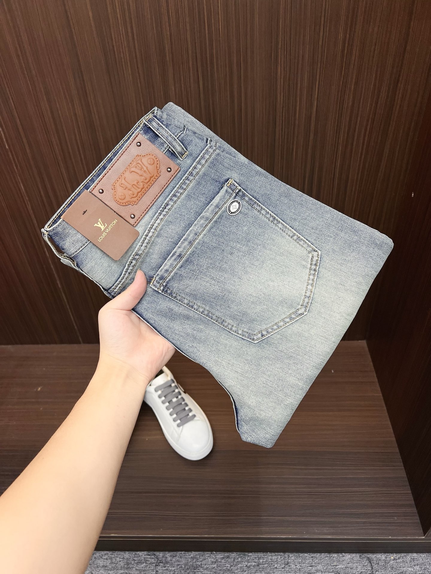 NO:569124,LV men's denim jeans, official album and poster outfit style!  High-end imported denim raw color fabrics are supplied to customers, and the pure 13oz denim fabrics from Okayama, Japan are specially selected. Heavy environmentally friendly plant enzyme washing process is used. The texture has a light retro color, which is quite beautiful and is very suitable for spring and summer color matching. The fabric is soft and delicate after washing, but has a strong muscular feel and is slightly stretchy, providing an excellent comfortable experience. There is no damage from any technical elements throughout the body, retaining the purest tannin color!  The details throughout the body are perfect, exquisite and sophisticated. The latest leather label on the waist highlights the brand's characteristics. The hardware accessories, leather label and wiring all reflect the craftsmanship!  The silhouette is perfectly tailored and has excellent butt lift and slimming effect. It can be easily matched with any top in the wardrobe. It has wide compatibility and is suitable for various daily wear. The upper body is full of style. It is a must-have trousers for those who are obsessed with quality control and 1V!  Size 29-38 No 35 37,,louis vuitton,jeans,alexander wang19860909LV 男士丹宁牛仔裤,官宣画册海报穿搭款！ 客供高级进口的丹宁原色面料,特选日本冈山纯正13oz 盎司牛仔布料,重磅环保植物酵素水洗工艺,肌理有着淡淡的复古色彩,相当漂亮,极符合春夏的配色,面料经过水洗后柔软细腻,但筋骨感极强,且略带弹力,提供了绝佳的舒适体验,通身无任何工艺元素破坏,保留了最纯粹的丹宁本色！通身细节完美如斯,精湛且考究,最新的腰部皮标彰显了品牌特质,五金配件、皮标、走线无不体现出匠心工艺！版型剪裁完美,提臀修身效果绝佳,可轻松横扫衣橱任何的上装搭配,兼容性广泛,满足于日常各种穿搭,上身型款十足,于品质控及1V迷控者必入型裤装！ 尺码29-38 无35 37,,louis vuitton,jeans,alexander wang,Men's clothing