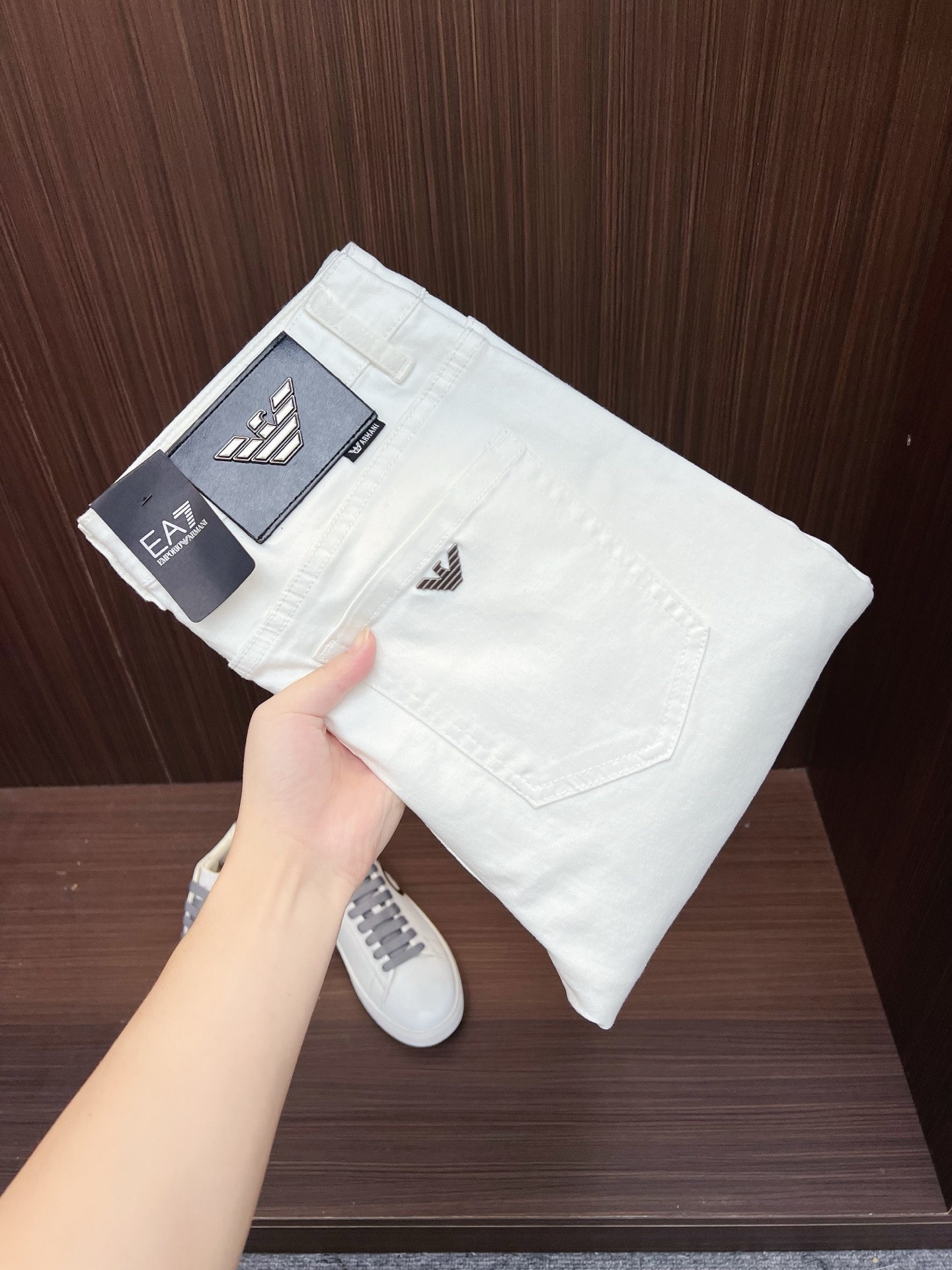 NO:569139,Armani Armani men's denim jeans, official album and poster wear style!  High-grade imported denim raw color fabrics are supplied to customers, and the pure 13oz denim fabrics from Okayama, Japan are specially selected. Heavy environmentally friendly plant enzyme washing process is used. The texture has a light retro color, which is quite beautiful, and is very suitable for spring and summer color matching. The fabric is soft and delicate after washing, but has strong bones and a slight stretch, which provides an excellent comfortable experience. There is no damage from any technical elements throughout the body, retaining the purest tannin color!  The details throughout the body are perfect, exquisite and sophisticated. The latest leather label on the waist highlights the brand's characteristics. The hardware accessories, leather label and wiring all reflect the craftsmanship!  The silhouette is perfectly tailored and has excellent butt lift and slimming effect. It can be easily matched with any top in the wardrobe. It has wide compatibility and is suitable for various daily wear. The upper body is full of style. It is a must-have trousers for those who are obsessed with quality control and 1V!  Size 29-38 No 35 37,,armani,armani,jeans,alexander wang19860909Armani 阿玛尼 男士丹宁牛仔裤,官宣画册海报穿搭款！ 客供高级进口的丹宁原色面料,特选日本冈山纯正13oz 盎司牛仔布料,重磅环保植物酵素水洗工艺,肌理有着淡淡的复古色彩,相当漂亮,极符合春夏的配色,面料经过水洗后柔软细腻,但筋骨感极强,且略带弹力,提供了绝佳的舒适体验,通身无任何工艺元素破坏,保留了最纯粹的丹宁本色！通身细节完美如斯,精湛且考究,最新的腰部皮标彰显了品牌特质,五金配件、皮标、走线无不体现出匠心工艺！版型剪裁完美,提臀修身效果绝佳,可轻松横扫衣橱任何的上装搭配,兼容性广泛,满足于日常各种穿搭,上身型款十足,于品质控及1V迷控者必入型裤装！ 尺码29-38 无35 37,,armani,armani,jeans,alexander wang,Men's clothing