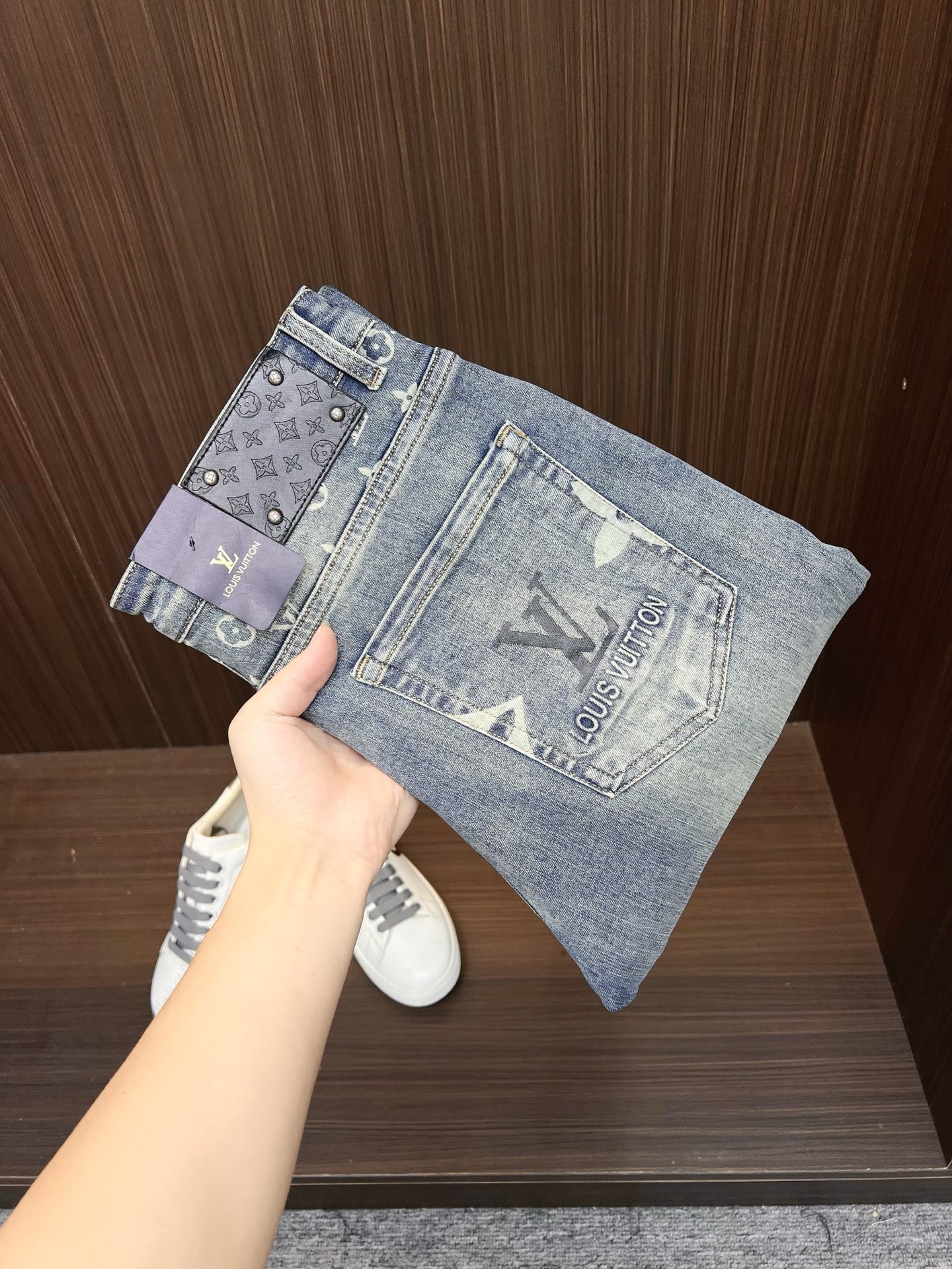 NO:569100,LV men's denim jeans, official album and poster outfit style!  High-grade imported denim raw color fabrics are supplied to customers, and the pure 13oz denim fabrics from Okayama, Japan are specially selected. Heavy environmentally friendly plant enzyme washing process is used. The texture has a light retro color, which is quite beautiful, and is very suitable for spring and summer color matching. The fabric is soft and delicate after washing, but has strong bones and a slight stretch, which provides an excellent comfortable experience. There is no damage from any technical elements throughout the body, retaining the purest tannin color!  The details throughout the body are perfect, exquisite and sophisticated. The latest leather label on the waist highlights the brand's characteristics. The hardware accessories, leather label and wiring all reflect the craftsmanship!  The silhouette is perfectly tailored and has excellent butt lift and slimming effect. It can be easily matched with any top in the wardrobe. It has wide compatibility and is suitable for various daily wear. The upper body is full of style. It is a must-have trousers for those who are obsessed with quality control and 1V!  Size 29-38 No 35 37,,louis vuitton,jeans,alexander wang19860909LV 男士丹宁牛仔裤,官宣画册海报穿搭款！ 客供高级进口的丹宁原色面料,特选日本冈山纯正13oz 盎司牛仔布料,重磅环保植物酵素水洗工艺,肌理有着淡淡的复古色彩,相当漂亮,极符合春夏的配色,面料经过水洗后柔软细腻,但筋骨感极强,且略带弹力,提供了绝佳的舒适体验,通身无任何工艺元素破坏,保留了最纯粹的丹宁本色！通身细节完美如斯,精湛且考究,最新的腰部皮标彰显了品牌特质,五金配件、皮标、走线无不体现出匠心工艺！版型剪裁完美,提臀修身效果绝佳,可轻松横扫衣橱任何的上装搭配,兼容性广泛,满足于日常各种穿搭,上身型款十足,于品质控及1V迷控者必入型裤装！ 尺码29-38 无35 37,,louis vuitton,jeans,alexander wang,Men's clothing