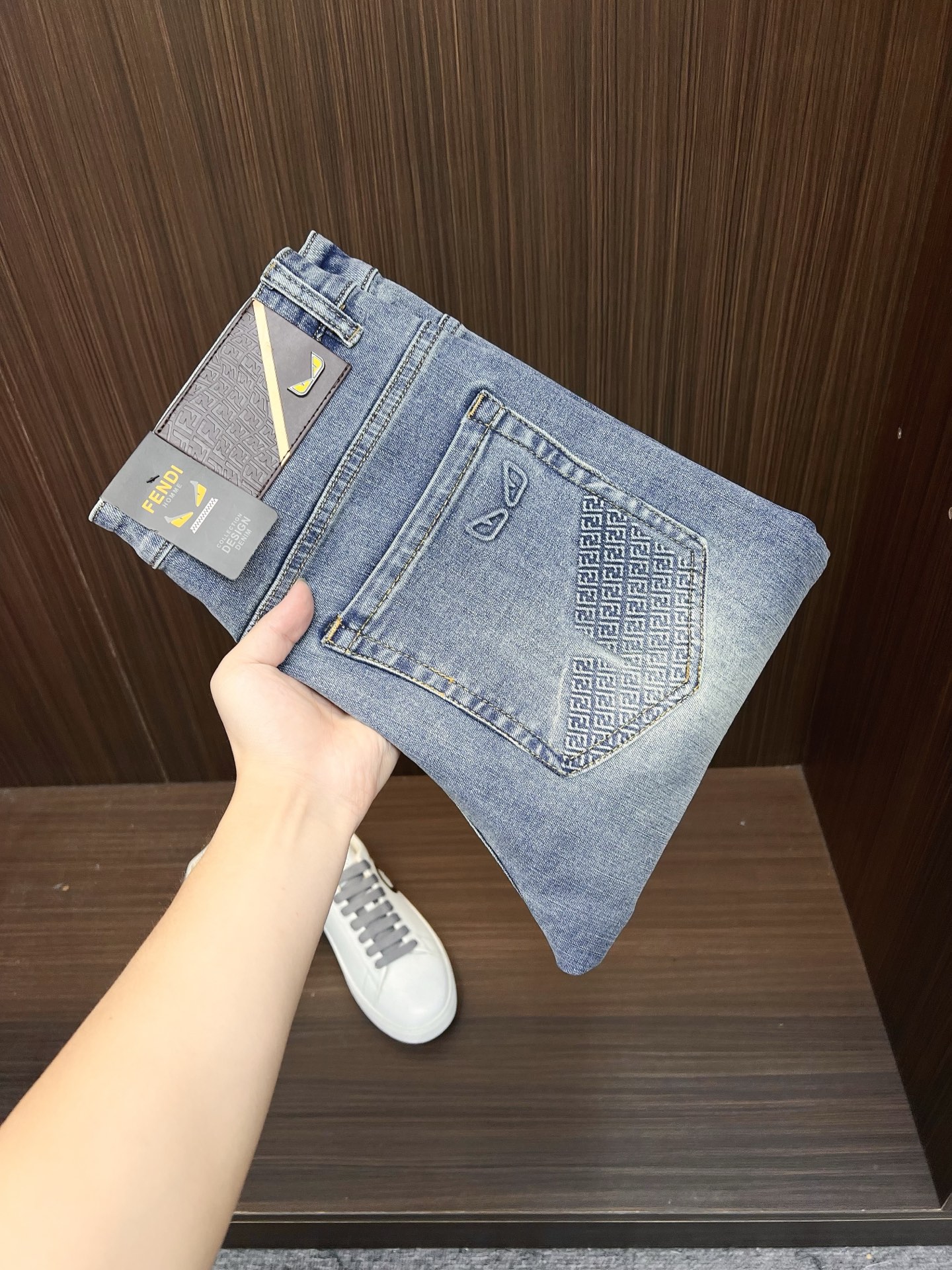 NO:569105,FENDI Fendi Men's Denim Jeans, Official Announcement Album and Poster Style!  High-grade imported denim raw color fabrics are supplied to customers, and the pure 13oz denim fabrics from Okayama, Japan are specially selected. Heavy environmentally friendly plant enzyme washing process is used. The texture has a light retro color, which is quite beautiful, and is very suitable for spring and summer color matching. The fabric is soft and delicate after washing, but has strong bones and a slight stretch, which provides an excellent comfortable experience. There is no damage from any technical elements throughout the body, retaining the purest tannin color!  The details throughout the body are perfect, exquisite and sophisticated. The latest leather label on the waist highlights the brand's characteristics. The hardware accessories, leather label and wiring all reflect the craftsmanship!  The silhouette is perfectly tailored and has excellent butt lift and slimming effect. It can be easily matched with any top in the wardrobe. It has wide compatibility and is suitable for various daily wear. The upper body is full of style. It is a must-have trousers for those who are obsessed with quality control and 1V!  Size 29-38 No 35 37,,fendi,fendi,jeans,alexander wang19860909FENDI 芬迪 男士丹宁牛仔裤,官宣画册海报穿搭款！ 客供高级进口的丹宁原色面料,特选日本冈山纯正13oz 盎司牛仔布料,重磅环保植物酵素水洗工艺,肌理有着淡淡的复古色彩,相当漂亮,极符合春夏的配色,面料经过水洗后柔软细腻,但筋骨感极强,且略带弹力,提供了绝佳的舒适体验,通身无任何工艺元素破坏,保留了最纯粹的丹宁本色！通身细节完美如斯,精湛且考究,最新的腰部皮标彰显了品牌特质,五金配件、皮标、走线无不体现出匠心工艺！版型剪裁完美,提臀修身效果绝佳,可轻松横扫衣橱任何的上装搭配,兼容性广泛,满足于日常各种穿搭,上身型款十足,于品质控及1V迷控者必入型裤装！ 尺码29-38 无35 37,,fendi,fendi,jeans,alexander wang,Men's clothing