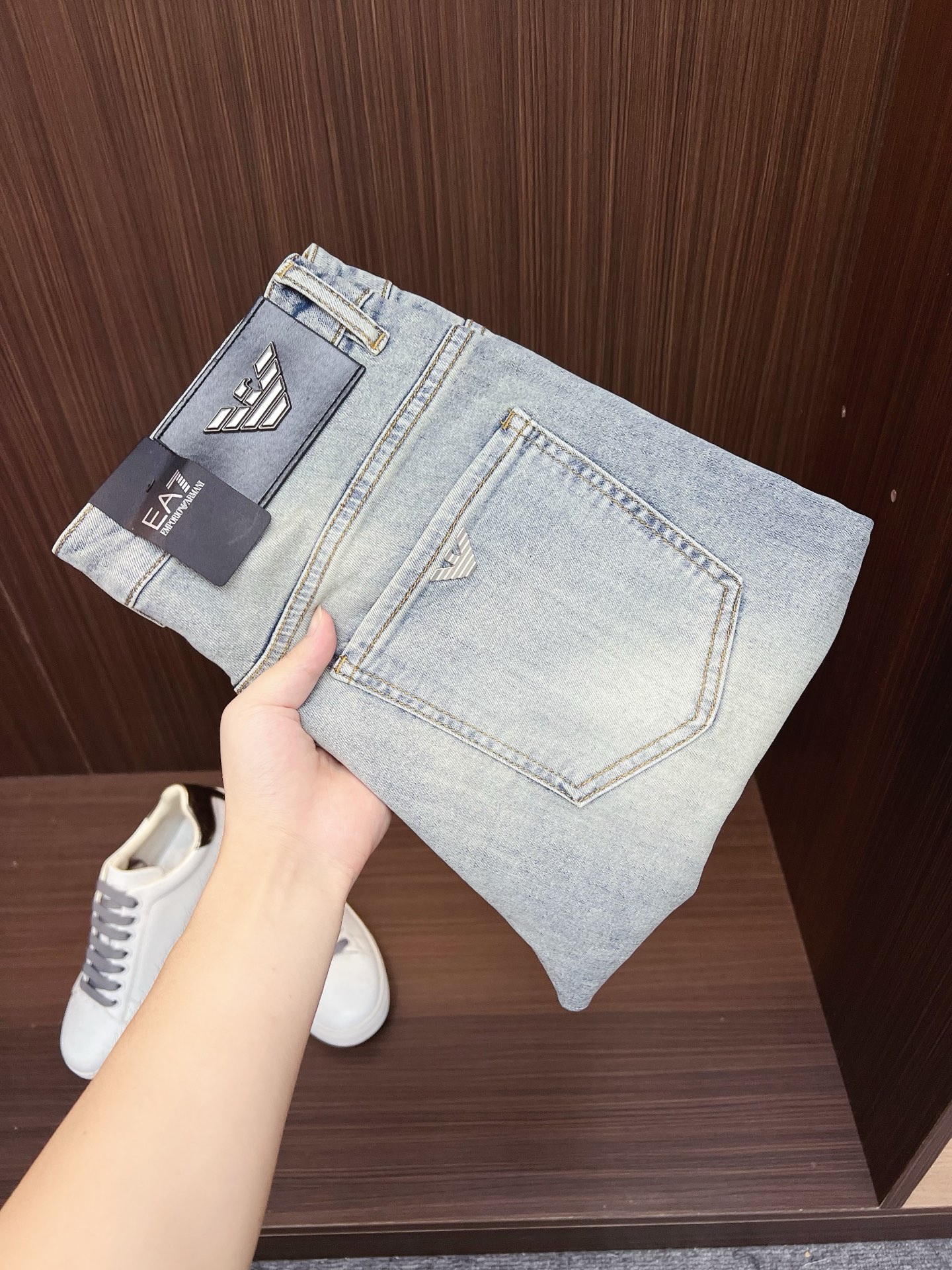 NO:522317,Armani Men's denim jeans, official album poster outfit!  Customer-supplied high-quality imported denim original color fabric, specially selected Japanese Okayama pure 13oz ounce denim fabric, heavy environmentally friendly plant enzyme washing process, the texture has a light retro color, which is quite beautiful, and is very suitable for the autumn and winter color matching. The fabric is soft and delicate after washing, but has a strong bones and a little elastic, providing an excellent comfort experience. There is no damage to any craft elements throughout the body, retaining the purest tannin color!  The whole body details are so perfect, exquisite and exquisite. The latest waist leather marks highlight the brand's characteristics, and hardware accessories, leather marks, and wiring all reflect craftsmanship!  The style is perfectly tailored, and the hip lifting effect is excellent. It can easily sweep any top matching in the wardrobe. It has extensive compatibility and is satisfied with various daily outfits. It has a lot of upper body styles and must-have trousers for quality control and 1V masturbation control!  Size 29-38 None 35 37, Armani,armani,jeans,alexander wang19860909Armani 阿玛尼 男士丹宁牛仔裤,官宣画册海报穿搭款！ 客供高级进口的丹宁原色面料,特选日本冈山纯正13oz 盎司牛仔布料,重磅环保植物酵素水洗工艺,肌理有着淡淡的复古色彩,相当漂亮,极符合秋冬的配色,面料经过水洗后柔软细腻,但筋骨感极强,且略带弹力,提供了绝佳的舒适体验,通身无任何工艺元素破坏,保留了最纯粹的丹宁本色！通身细节完美如斯,精湛且考究,最新的腰部皮标彰显了品牌特质,五金配件、皮标、走线无不体现出匠心工艺！版型剪裁完美,提臀修身效果绝佳,可轻松横扫衣橱任何的上装搭配,兼容性广泛,满足于日常各种穿搭,上身型款十足,于品质控及1V迷控者必入型裤装！ 尺码29-38 无35 37,,armani,armani,jeans,alexander wang,Men's clothing