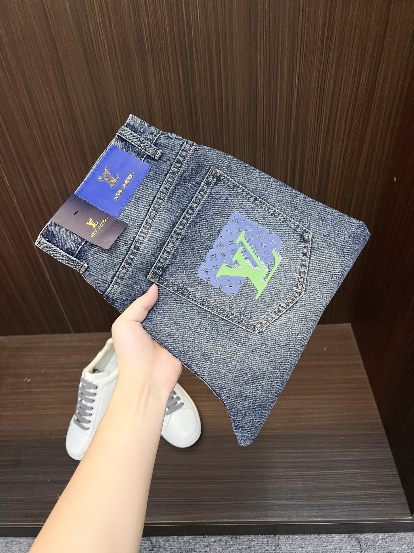 NO:522320,LV men's denim jeans, official album poster outfit style!  Customer-supplied high-quality imported denim original color fabric, specially selected Japanese Okayama pure 13oz ounce denim fabric, heavy environmentally friendly plant enzyme washing process, the texture has a light retro color, which is quite beautiful, and is very suitable for the autumn and winter color matching. The fabric is soft and delicate after washing, but has a strong bones and a little elastic, providing an excellent comfort experience. There is no damage to any craft elements throughout the body, retaining the purest tannin color!  The whole body details are so perfect, exquisite and exquisite. The latest waist leather marks highlight the brand's characteristics, and hardware accessories, leather marks, and wiring all reflect craftsmanship!  The style is perfectly tailored, and the hip lifting effect is excellent. It can easily sweep any top matching in the wardrobe. It has extensive compatibility and is satisfied with various daily outfits. It has a lot of upper body styles and must-have trousers for quality control and 1V masturbation control!  Size 29-38 None 35 37,,louis vuitton,jeans,alexander wang19860909LV 男士丹宁牛仔裤,官宣画册海报穿搭款！ 客供高级进口的丹宁原色面料,特选日本冈山纯正13oz 盎司牛仔布料,重磅环保植物酵素水洗工艺,肌理有着淡淡的复古色彩,相当漂亮,极符合秋冬的配色,面料经过水洗后柔软细腻,但筋骨感极强,且略带弹力,提供了绝佳的舒适体验,通身无任何工艺元素破坏,保留了最纯粹的丹宁本色！通身细节完美如斯,精湛且考究,最新的腰部皮标彰显了品牌特质,五金配件、皮标、走线无不体现出匠心工艺！版型剪裁完美,提臀修身效果绝佳,可轻松横扫衣橱任何的上装搭配,兼容性广泛,满足于日常各种穿搭,上身型款十足,于品质控及1V迷控者必入型裤装！ 尺码29-38 无35 37,,louis vuitton,jeans,alexander wang,Men's clothing