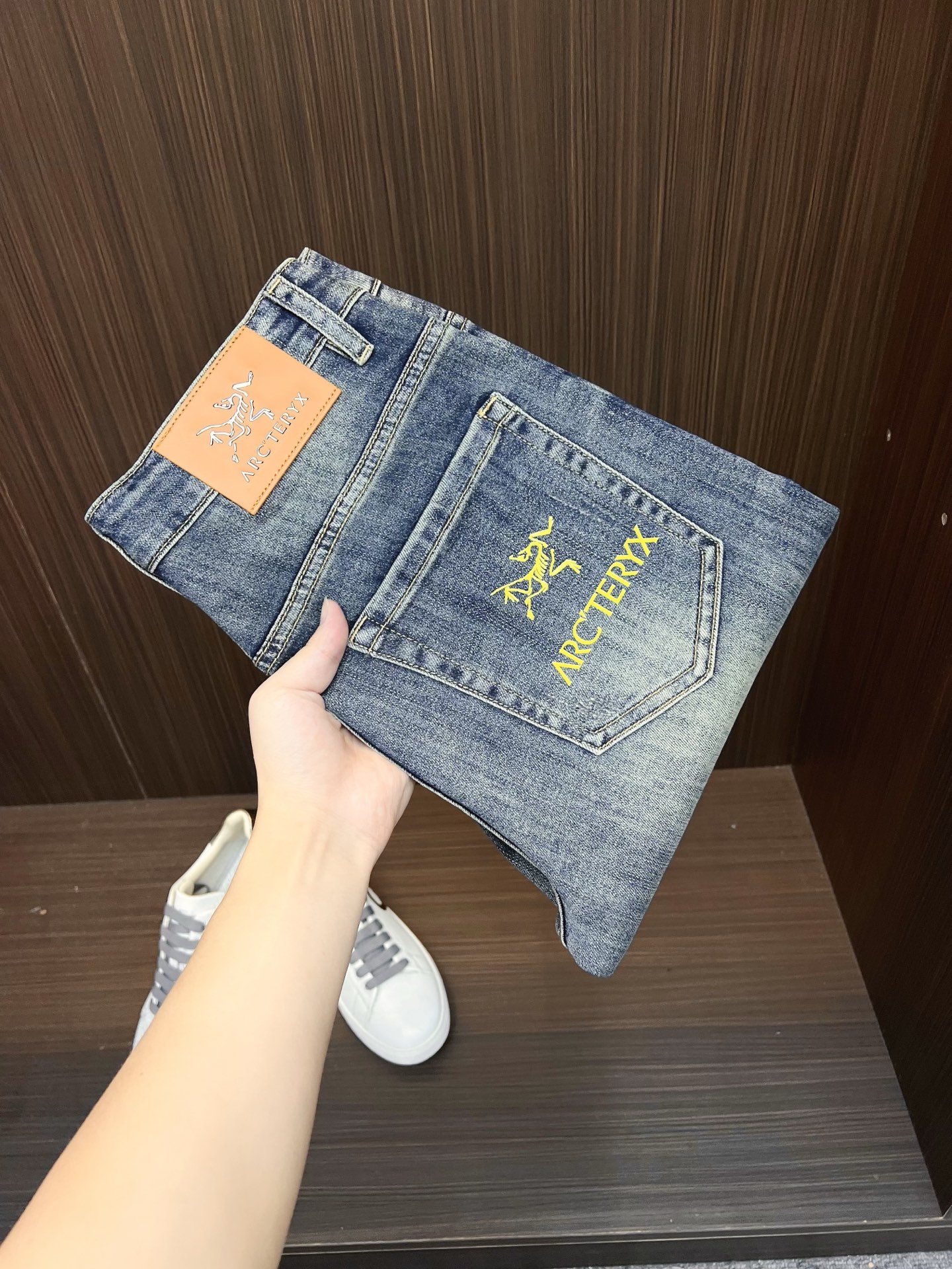 NO:522323,Archaeopteryx men's denim jeans, official album poster outfits!  Customer-supplied high-quality imported denim original color fabric, specially selected Japanese Okayama pure 13oz ounce denim fabric, heavy environmentally friendly plant enzyme washing process, the texture has a light retro color, which is quite beautiful, and is very suitable for the autumn and winter color matching. The fabric is soft and delicate after washing, but has a strong bones and a little elastic, providing an excellent comfort experience. There is no damage to any craft elements throughout the body, retaining the purest tannin color!  The whole body details are so perfect, exquisite and exquisite. The latest waist leather marks highlight the brand's characteristics, and hardware accessories, leather marks, and wiring all reflect craftsmanship!  The style is perfectly tailored, and the hip lifting effect is excellent. It can easily sweep any top matching in the wardrobe. It has extensive compatibility and is satisfied with various daily outfits. It has a lot of upper body styles and must-have trousers for quality control and 1V masturbation control!  Size 29-38 None 35 37,arc'teryx,jeans,alexander wang19860909始祖鸟 男士丹宁牛仔裤,官宣画册海报穿搭款！ 客供高级进口的丹宁原色面料,特选日本冈山纯正13oz 盎司牛仔布料,重磅环保植物酵素水洗工艺,肌理有着淡淡的复古色彩,相当漂亮,极符合秋冬的配色,面料经过水洗后柔软细腻,但筋骨感极强,且略带弹力,提供了绝佳的舒适体验,通身无任何工艺元素破坏,保留了最纯粹的丹宁本色！通身细节完美如斯,精湛且考究,最新的腰部皮标彰显了品牌特质,五金配件、皮标、走线无不体现出匠心工艺！版型剪裁完美,提臀修身效果绝佳,可轻松横扫衣橱任何的上装搭配,兼容性广泛,满足于日常各种穿搭,上身型款十足,于品质控及1V迷控者必入型裤装！ 尺码29-38 无35 37,arc'teryx,jeans,alexander wang,Men's clothing