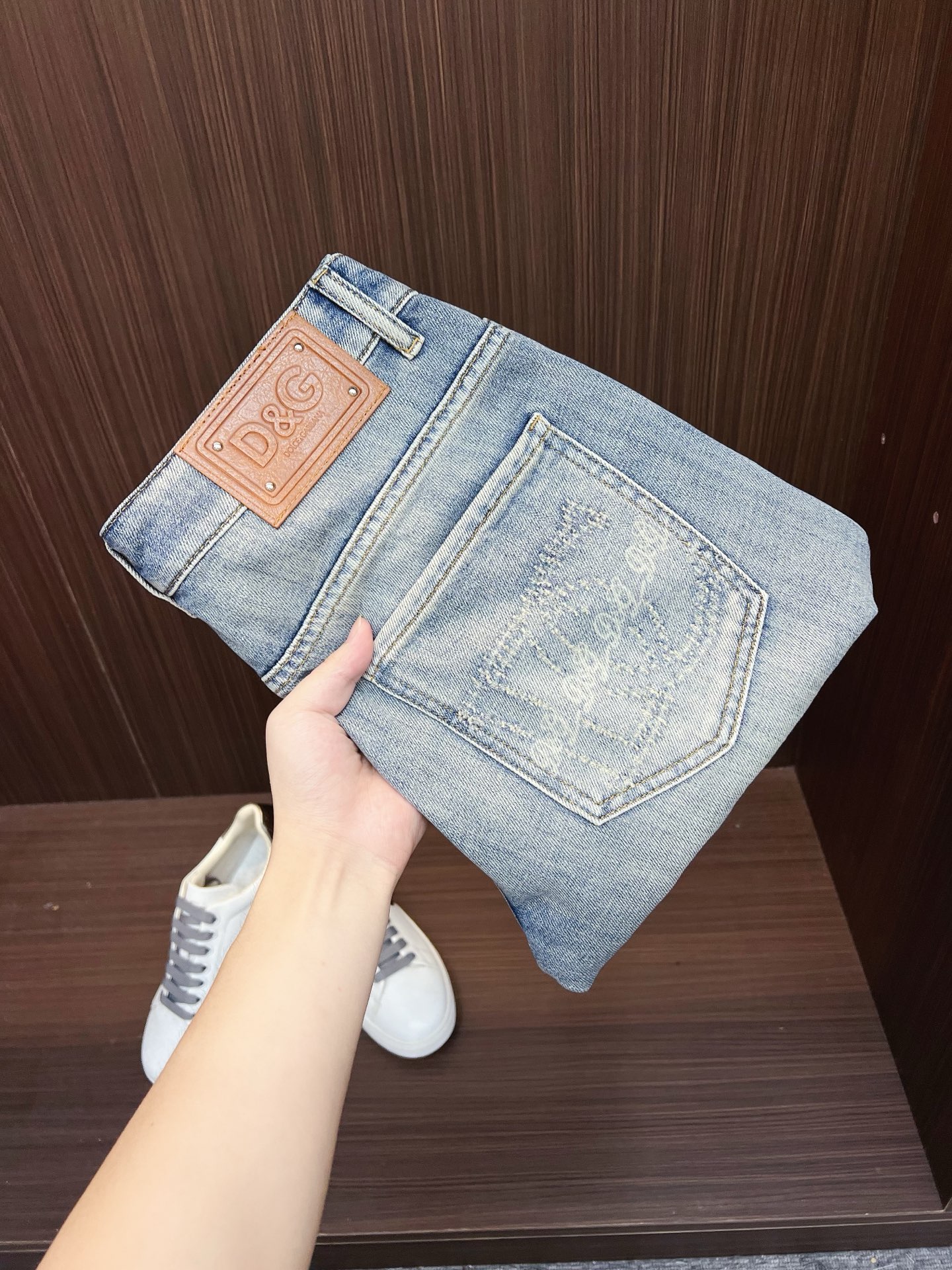 NO:522326,DG men's denim jeans, official album poster outfit style!  Customer-supplied high-quality imported denim original color fabric, specially selected Japanese Okayama pure 13oz ounce denim fabric, heavy environmentally friendly plant enzyme washing process, the texture has a light retro color, which is quite beautiful, and is very suitable for the autumn and winter color matching. The fabric is soft and delicate after washing, but has a strong bones and a little elastic, providing an excellent comfort experience. There is no damage to any craft elements throughout the body, retaining the purest tannin color!  The whole body details are so perfect, exquisite and exquisite. The latest waist leather marks highlight the brand's characteristics, and hardware accessories, leather marks, and wiring all reflect craftsmanship!  The style is perfectly tailored, and the hip lifting effect is excellent. It can easily sweep any top matching in the wardrobe. It has extensive compatibility and is satisfied with various daily outfits. It has a lot of upper body styles and must-have trousers for quality control and 1V masturbation control!  Size 29-38 None 35 37,,jeans,alexander wang19860909DG 男士丹宁牛仔裤,官宣画册海报穿搭款！ 客供高级进口的丹宁原色面料,特选日本冈山纯正13oz 盎司牛仔布料,重磅环保植物酵素水洗工艺,肌理有着淡淡的复古色彩,相当漂亮,极符合秋冬的配色,面料经过水洗后柔软细腻,但筋骨感极强,且略带弹力,提供了绝佳的舒适体验,通身无任何工艺元素破坏,保留了最纯粹的丹宁本色！通身细节完美如斯,精湛且考究,最新的腰部皮标彰显了品牌特质,五金配件、皮标、走线无不体现出匠心工艺！版型剪裁完美,提臀修身效果绝佳,可轻松横扫衣橱任何的上装搭配,兼容性广泛,满足于日常各种穿搭,上身型款十足,于品质控及1V迷控者必入型裤装！ 尺码29-38 无35 37,,jeans,alexander wang,Men's clothing