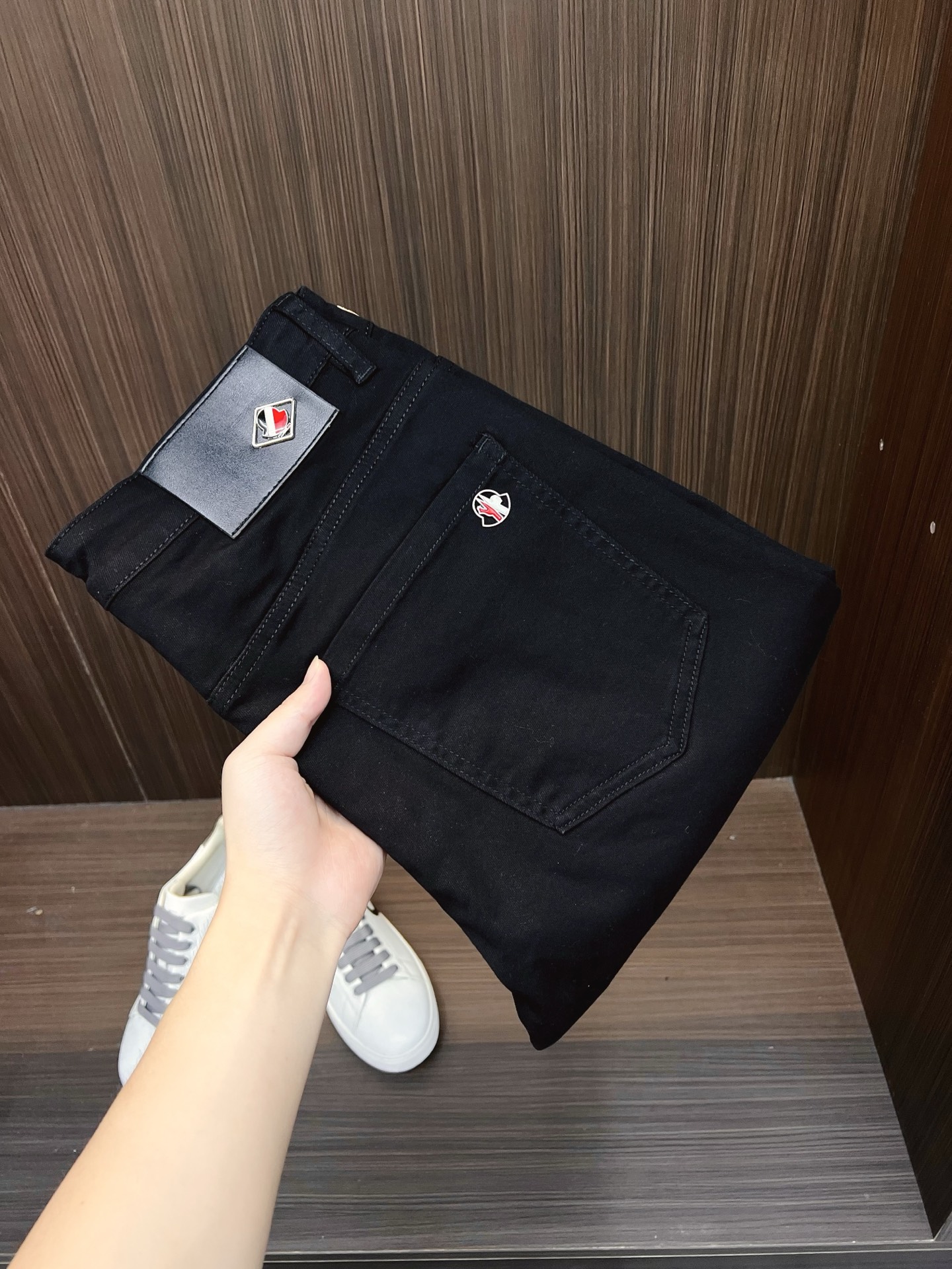 NO:522329,Men's denim jeans, official album poster outfit style!  Customer-supplied high-quality imported denim original color fabric, specially selected Japanese Okayama pure 13oz ounce denim fabric, heavy environmentally friendly plant enzyme washing process, the texture has a light retro color, which is quite beautiful, and is very suitable for the autumn and winter color matching. The fabric is soft and delicate after washing, but has a strong bones and a little elastic, providing an excellent comfort experience. There is no damage to any craft elements throughout the body, retaining the purest tannin color!  The whole body details are so perfect, exquisite and exquisite. The latest waist leather marks highlight the brand's characteristics, and hardware accessories, leather marks, and wiring all reflect craftsmanship!  The style is perfectly tailored, and the hip lifting effect is excellent. It can easily sweep any top matching in the wardrobe. It has extensive compatibility and is satisfied with various daily outfits. It has a lot of upper body styles and must-have trousers for quality control and 1V masturbation control!  Size 29-38 None 35 37, Moncler,jeans,alexander wang19860909蒙口 男士丹宁牛仔裤,官宣画册海报穿搭款！ 客供高级进口的丹宁原色面料,特选日本冈山纯正13oz 盎司牛仔布料,重磅环保植物酵素水洗工艺,肌理有着淡淡的复古色彩,相当漂亮,极符合秋冬的配色,面料经过水洗后柔软细腻,但筋骨感极强,且略带弹力,提供了绝佳的舒适体验,通身无任何工艺元素破坏,保留了最纯粹的丹宁本色！通身细节完美如斯,精湛且考究,最新的腰部皮标彰显了品牌特质,五金配件、皮标、走线无不体现出匠心工艺！版型剪裁完美,提臀修身效果绝佳,可轻松横扫衣橱任何的上装搭配,兼容性广泛,满足于日常各种穿搭,上身型款十足,于品质控及1V迷控者必入型裤装！ 尺码29-38 无35 37,,Moncler,jeans,alexander wang,Men's clothing