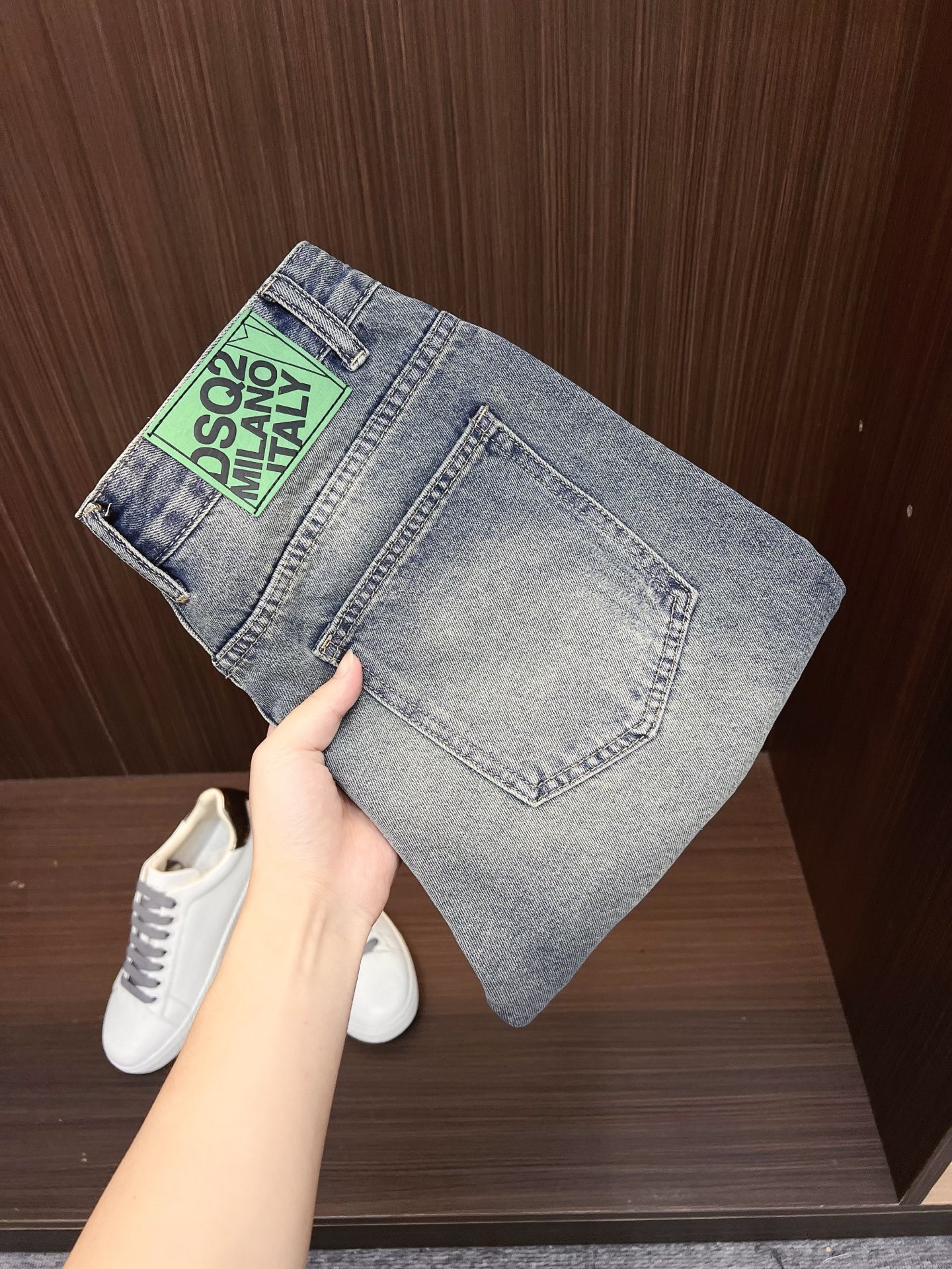 NO:522332,D2 Men's denim jeans, official album poster outfit style!  Customer-supplied high-quality imported denim original color fabric, specially selected Japanese Okayama pure 13oz ounce denim fabric, heavy environmentally friendly plant enzyme washing process, the texture has a light retro color, which is quite beautiful, and is very suitable for the autumn and winter color matching. The fabric is soft and delicate after washing, but has a strong bones and a little elastic, providing an excellent comfort experience. There is no damage to any craft elements throughout the body, retaining the purest tannin color!  The whole body details are so perfect, exquisite and exquisite. The latest waist leather marks highlight the brand's characteristics, and hardware accessories, leather marks, and wiring all reflect craftsmanship!  The style is perfectly tailored, and the hip lifting effect is excellent. It can easily sweep any top matching in the wardrobe. It has extensive compatibility and is satisfied with various daily outfits. It has a lot of upper body styles and must-have trousers for quality control and 1V masturbation control!  Size 29-38 None 35 37,,jeans,alexander wang19860909D2 男士丹宁牛仔裤,官宣画册海报穿搭款！ 客供高级进口的丹宁原色面料,特选日本冈山纯正13oz 盎司牛仔布料,重磅环保植物酵素水洗工艺,肌理有着淡淡的复古色彩,相当漂亮,极符合秋冬的配色,面料经过水洗后柔软细腻,但筋骨感极强,且略带弹力,提供了绝佳的舒适体验,通身无任何工艺元素破坏,保留了最纯粹的丹宁本色！通身细节完美如斯,精湛且考究,最新的腰部皮标彰显了品牌特质,五金配件、皮标、走线无不体现出匠心工艺！版型剪裁完美,提臀修身效果绝佳,可轻松横扫衣橱任何的上装搭配,兼容性广泛,满足于日常各种穿搭,上身型款十足,于品质控及1V迷控者必入型裤装！ 尺码29-38 无35 37,,jeans,alexander wang,Men's clothing