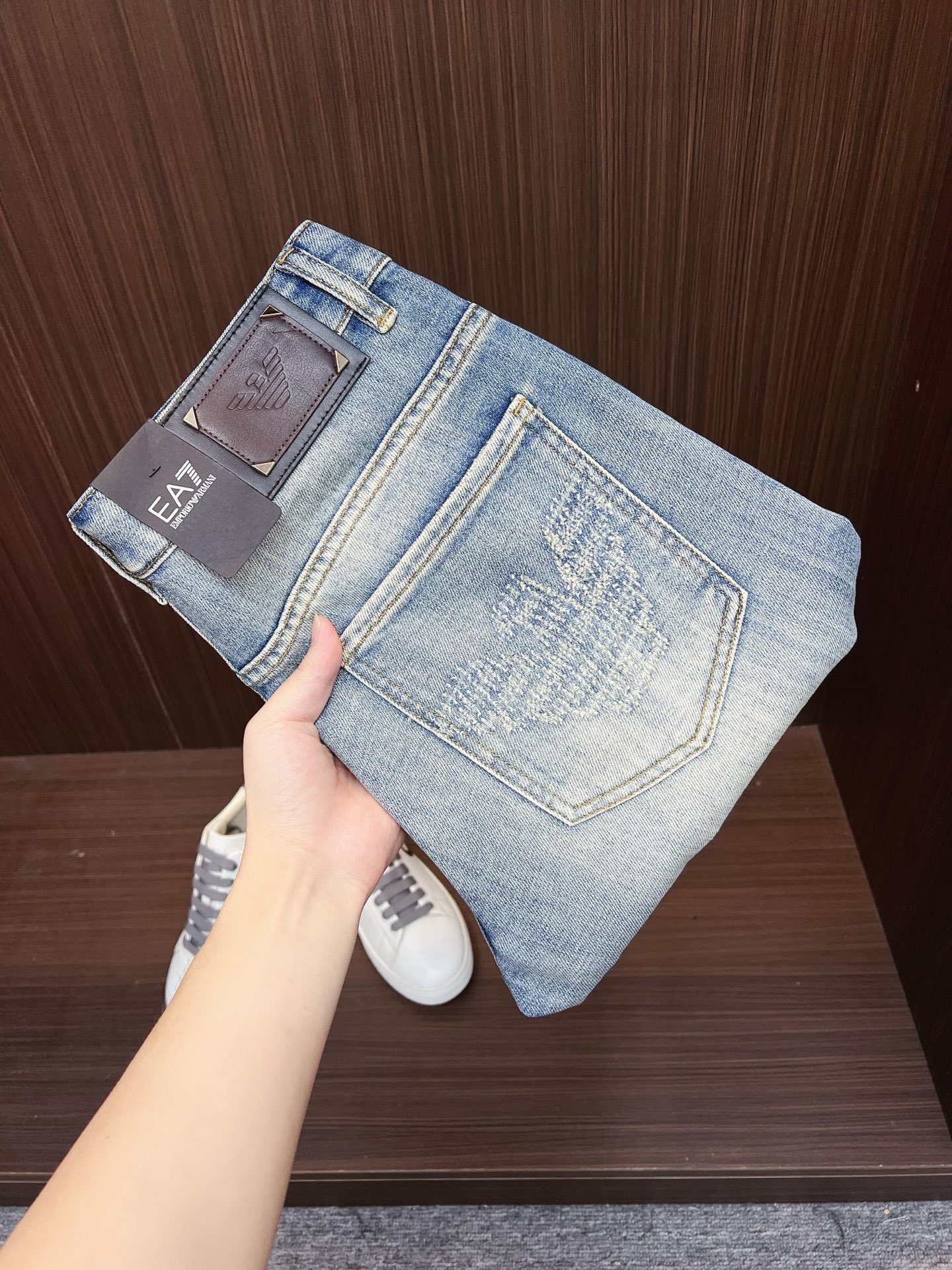 NO:522309,Armani Men's denim jeans, official album poster outfit!  Customer-supplied high-quality imported denim original color fabric, specially selected Japanese Okayama pure 13oz ounce denim fabric, heavy environmentally friendly plant enzyme washing process, the texture has a light retro color, which is quite beautiful, and is very suitable for the autumn and winter color matching. The fabric is soft and delicate after washing, but has a strong bones and a little elastic, providing an excellent comfort experience. There is no damage to any craft elements throughout the body, retaining the purest tannin color!  The whole body details are so perfect, exquisite and exquisite. The latest waist leather marks highlight the brand's characteristics, and hardware accessories, leather marks, and wiring all reflect craftsmanship!  The style is perfectly tailored, and the hip lifting effect is excellent. It can easily sweep any top matching in the wardrobe. It has extensive compatibility and is satisfied with various daily outfits. It has a lot of upper body styles and must-have trousers for quality control and 1V masturbation control!  Size 29-38 None 35 37, Armani,armani,jeans,alexander wang19860909Armani 阿玛尼 男士丹宁牛仔裤,官宣画册海报穿搭款！ 客供高级进口的丹宁原色面料,特选日本冈山纯正13oz 盎司牛仔布料,重磅环保植物酵素水洗工艺,肌理有着淡淡的复古色彩,相当漂亮,极符合秋冬的配色,面料经过水洗后柔软细腻,但筋骨感极强,且略带弹力,提供了绝佳的舒适体验,通身无任何工艺元素破坏,保留了最纯粹的丹宁本色！通身细节完美如斯,精湛且考究,最新的腰部皮标彰显了品牌特质,五金配件、皮标、走线无不体现出匠心工艺！版型剪裁完美,提臀修身效果绝佳,可轻松横扫衣橱任何的上装搭配,兼容性广泛,满足于日常各种穿搭,上身型款十足,于品质控及1V迷控者必入型裤装！ 尺码29-38 无35 37,,armani,armani,jeans,alexander wang,Men's clothing