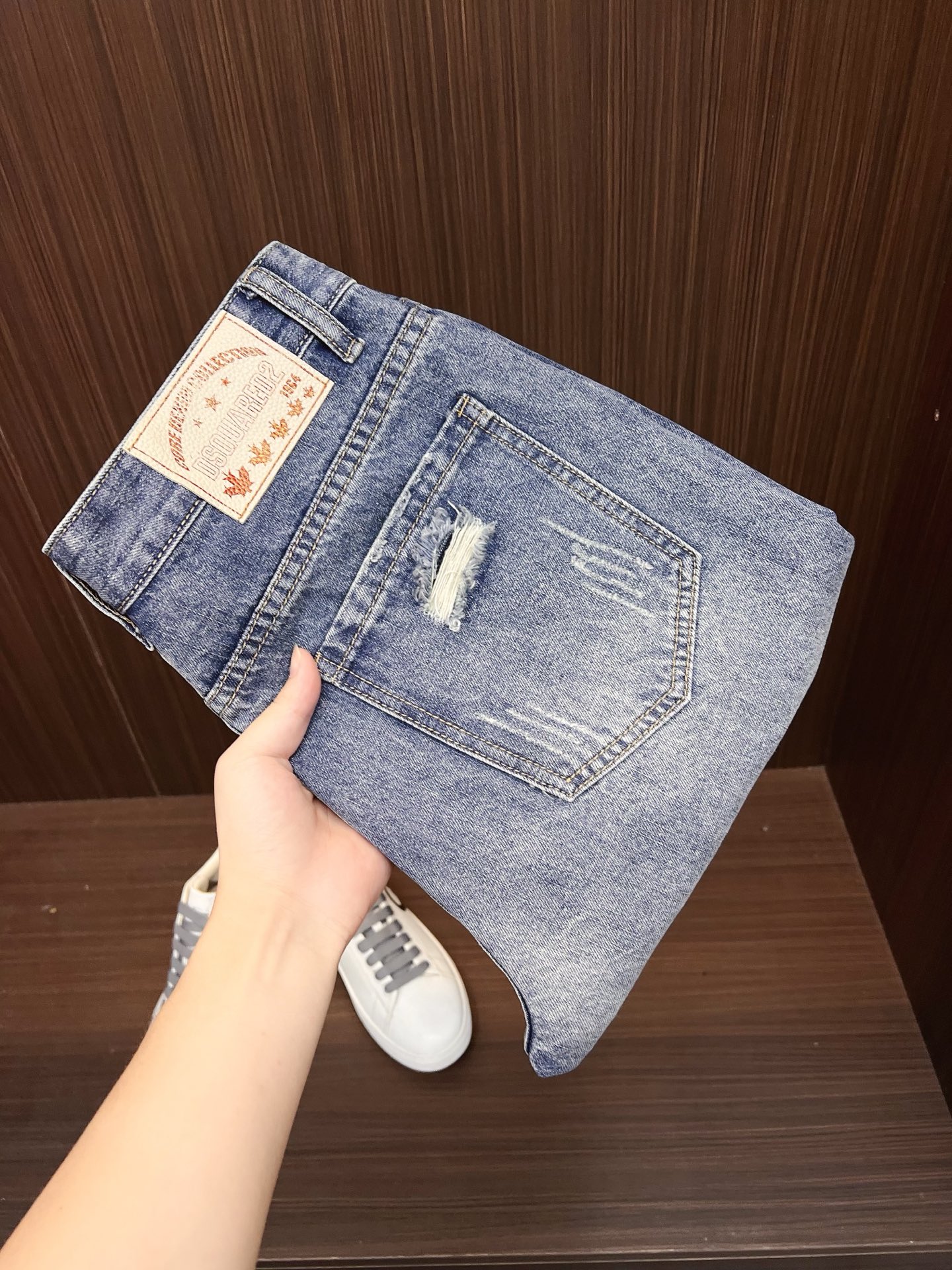 NO:522312,D2 Men's denim jeans, official album poster outfit style!  Customer-supplied high-quality imported denim original color fabric, specially selected Japanese Okayama pure 13oz ounce denim fabric, heavy environmentally friendly plant enzyme washing process, the texture has a light retro color, which is quite beautiful, and is very suitable for the autumn and winter color matching. The fabric is soft and delicate after washing, but has a strong bones and a little elastic, providing an excellent comfort experience. There is no damage to any craft elements throughout the body, retaining the purest tannin color!  The whole body details are so perfect, exquisite and exquisite. The latest waist leather marks highlight the brand's characteristics, and hardware accessories, leather marks, and wiring all reflect craftsmanship!  The style is perfectly tailored, and the hip lifting effect is excellent. It can easily sweep any top matching in the wardrobe. It has extensive compatibility and is satisfied with various daily outfits. It has a lot of upper body styles and must-have trousers for quality control and 1V masturbation control!  Size 29-38 None 35 37,,jeans,alexander wang19860909D2 男士丹宁牛仔裤,官宣画册海报穿搭款！ 客供高级进口的丹宁原色面料,特选日本冈山纯正13oz 盎司牛仔布料,重磅环保植物酵素水洗工艺,肌理有着淡淡的复古色彩,相当漂亮,极符合秋冬的配色,面料经过水洗后柔软细腻,但筋骨感极强,且略带弹力,提供了绝佳的舒适体验,通身无任何工艺元素破坏,保留了最纯粹的丹宁本色！通身细节完美如斯,精湛且考究,最新的腰部皮标彰显了品牌特质,五金配件、皮标、走线无不体现出匠心工艺！版型剪裁完美,提臀修身效果绝佳,可轻松横扫衣橱任何的上装搭配,兼容性广泛,满足于日常各种穿搭,上身型款十足,于品质控及1V迷控者必入型裤装！ 尺码29-38 无35 37,,jeans,alexander wang,Men's clothing