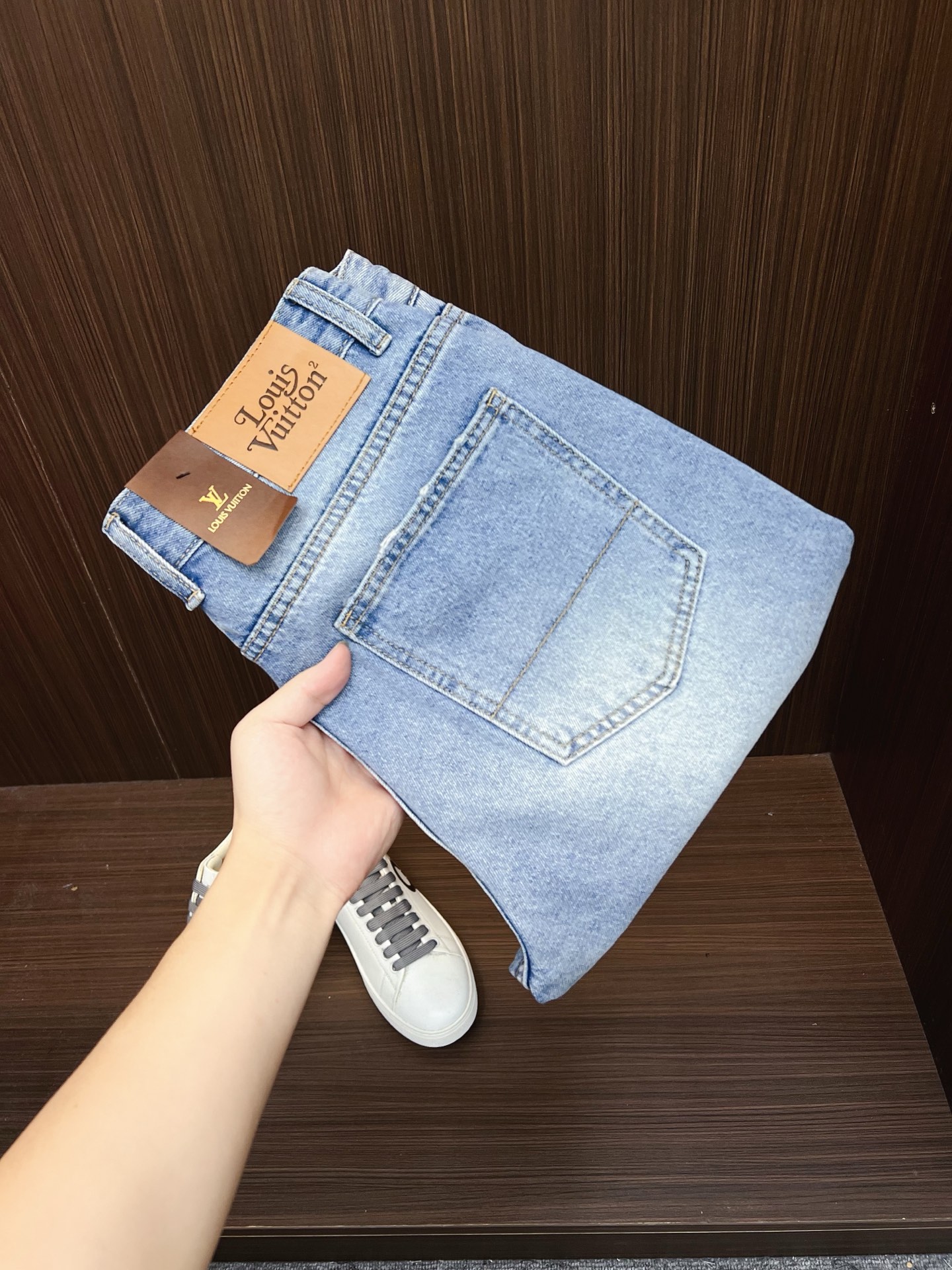 NO:522315,LV men's denim jeans, official album poster outfit style!  Customer-supplied high-quality imported denim original color fabric, specially selected Japanese Okayama pure 13oz ounce denim fabric, heavy environmentally friendly plant enzyme washing process, the texture has a light retro color, which is quite beautiful, and is very suitable for the autumn and winter color matching. The fabric is soft and delicate after washing, but has a strong bones and a little elastic, providing an excellent comfort experience. There is no damage to any craft elements throughout the body, retaining the purest tannin color!  The whole body details are so perfect, exquisite and exquisite. The latest waist leather marks highlight the brand's characteristics, and hardware accessories, leather marks, and wiring all reflect craftsmanship!  The style is perfectly tailored, and the hip lifting effect is excellent. It can easily sweep any top matching in the wardrobe. It has extensive compatibility and is satisfied with various daily outfits. It has a lot of upper body styles and must-have trousers for quality control and 1V masturbation control!  Size 29-38 None 35 37,,louis vuitton,jeans,alexander wang19860909LV 男士丹宁牛仔裤,官宣画册海报穿搭款！ 客供高级进口的丹宁原色面料,特选日本冈山纯正13oz 盎司牛仔布料,重磅环保植物酵素水洗工艺,肌理有着淡淡的复古色彩,相当漂亮,极符合秋冬的配色,面料经过水洗后柔软细腻,但筋骨感极强,且略带弹力,提供了绝佳的舒适体验,通身无任何工艺元素破坏,保留了最纯粹的丹宁本色！通身细节完美如斯,精湛且考究,最新的腰部皮标彰显了品牌特质,五金配件、皮标、走线无不体现出匠心工艺！版型剪裁完美,提臀修身效果绝佳,可轻松横扫衣橱任何的上装搭配,兼容性广泛,满足于日常各种穿搭,上身型款十足,于品质控及1V迷控者必入型裤装！ 尺码29-38 无35 37,,louis vuitton,jeans,alexander wang,Men's clothing