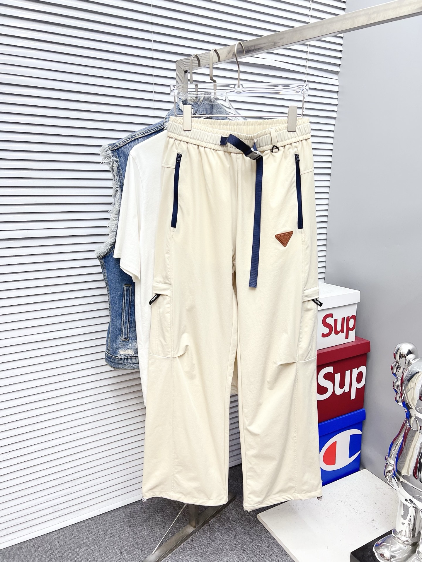 NO:521075,PRADA 2025ss Spring and Summer New Styles New Styles Men's Working Leisure Pants, Business Leisure Styles!  !  The fabric is important!  Baby's skin is smooth!  !  Customer supplies fixed fabrics, and you can find that they are very smooth fabrics, soft and skin-friendly. The upper body is crisp and stylish, and the surface has a warm and shiny feeling. It is high-end and textured. The upper body is very distinctive, with classic brand logo embellishment, elegant and natural style, moderate thickness, suitable for early spring wear, and the hardware and accessories are all in all quality!  A model that is very practical for both business and casual wear. Size M-2XL, prada, prada, alexander wang19860909PRADA 普拉达 2025ss春夏新款新款男士工装休闲裤、商务休闲款！！重在面料！婴儿肌肤般的柔滑！！客供定织料,入手便知极具柔滑面料,手感柔软亲肤,上身挺括有型,表面又有着温润的光泽感,高档而显质感,经典细节处理,上身很有特点,经典品牌标识点缀,优雅自然的版型,厚度适中,适合早春穿着,五金辅料全品相！商务休闲都很实穿的一款.尺码M-2XL,,prada,prada,alexander wang,Men's clothing