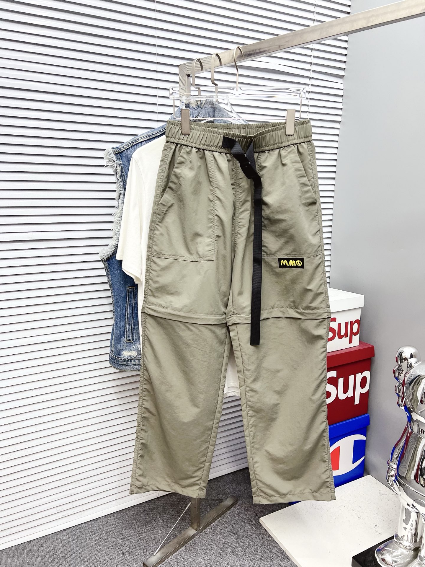 NO:521072,Magira 2025ss Spring and Summer New Style New Men's Working Leisure Pants, Business Leisure Style!  !  The fabric is important!  Baby's skin is smooth!  !  Customer supplies fixed fabrics, and you can find that they are very smooth fabrics, soft and skin-friendly. The upper body is crisp and stylish, and the surface has a warm and shiny feeling. It is high-end and textured. The upper body is very distinctive, with classic brand logo embellishment, elegant and natural style, moderate thickness, suitable for early spring wear, and the hardware and accessories are all in all quality!  A model that is very practical for both business and casual wear. Size M-2XL, alexander wang19860909玛吉拉 2025ss春夏新款新款男士工装休闲裤、商务休闲款！！重在面料！婴儿肌肤般的柔滑！！客供定织料,入手便知极具柔滑面料,手感柔软亲肤,上身挺括有型,表面又有着温润的光泽感,高档而显质感,经典细节处理,上身很有特点,经典品牌标识点缀,优雅自然的版型,厚度适中,适合早春穿着,五金辅料全品相！商务休闲都很实穿的一款.尺码M-2XL,,alexander wang,Men's clothing