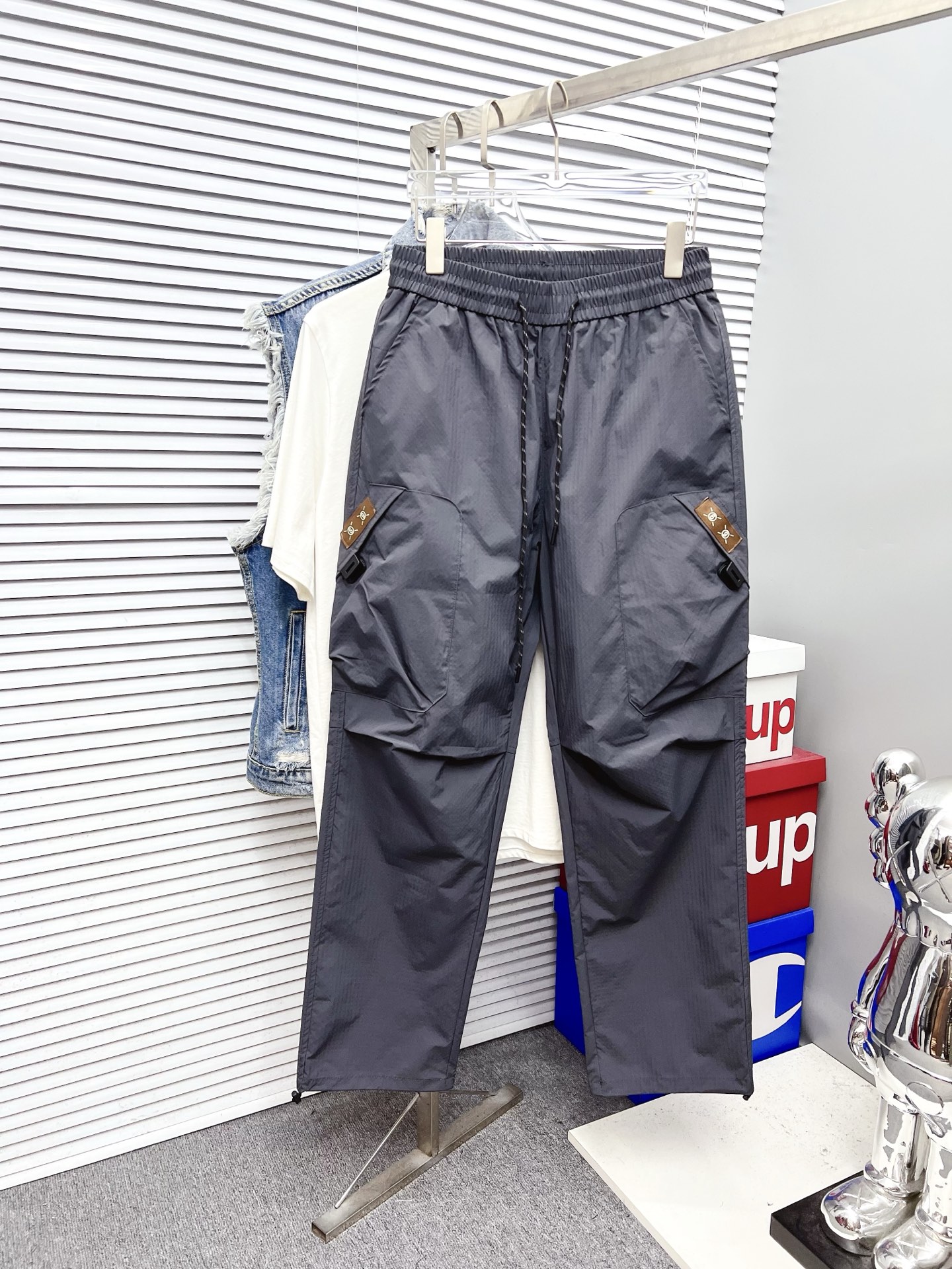 NO:521070,LV 2025ss Spring and Summer New Styles New Styles Men's Working Leisure Pants, Business Leisure Styles!  !  The fabric is important!  Baby's skin is smooth!  !  Customer supplies fixed fabrics, and you can find that they are very smooth fabrics, soft and skin-friendly. The upper body is crisp and stylish, and the surface has a warm and shiny feeling. It is high-end and textured. The upper body is very distinctive, with classic brand logo embellishment, elegant and natural style, moderate thickness, suitable for early spring wear, and the hardware and accessories are all in all quality!  A model that is very practical for business and casual wear. Size M-2XL, louis vuitton, alexander wang19860909LV 2025ss春夏新款新款男士工装休闲裤、商务休闲款！！重在面料！婴儿肌肤般的柔滑！！客供定织料,入手便知极具柔滑面料,手感柔软亲肤,上身挺括有型,表面又有着温润的光泽感,高档而显质感,经典细节处理,上身很有特点,经典品牌标识点缀,优雅自然的版型,厚度适中,适合早春穿着,五金辅料全品相！商务休闲都很实穿的一款.尺码M-2XL,,louis vuitton,alexander wang,Men's clothing