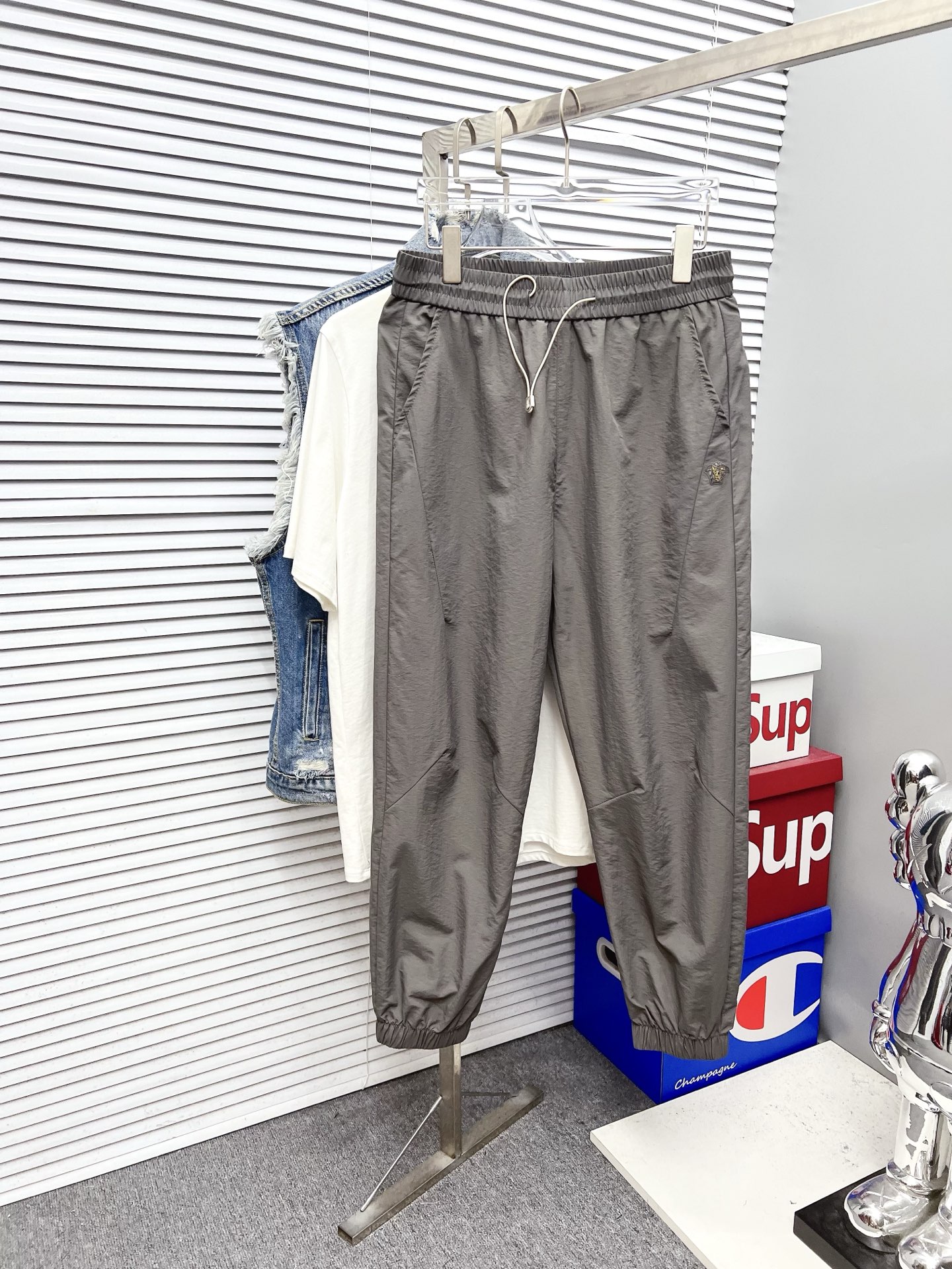 NO:521068,Versace 2025ss Spring and Summer New Styles New Styles Men's Working Leisure Pants, Business Leisure Styles!  !  The fabric is important!  Baby's skin is smooth!  !  Customer supplies fixed fabrics, and you can find that they are very smooth fabrics, soft and skin-friendly. The upper body is crisp and stylish, and the surface has a warm and shiny feeling. It is high-end and textured. The upper body is very distinctive, with classic brand logo embellishment, elegant and natural style, moderate thickness, suitable for early spring wear, and the hardware and accessories are all in all quality!  A model that is very practical for business and casual wear. Size M-2XL, versace, alexander wang19860909范思哲 2025ss春夏新款新款男士工装休闲裤、商务休闲款！！重在面料！婴儿肌肤般的柔滑！！客供定织料,入手便知极具柔滑面料,手感柔软亲肤,上身挺括有型,表面又有着温润的光泽感,高档而显质感,经典细节处理,上身很有特点,经典品牌标识点缀,优雅自然的版型,厚度适中,适合早春穿着,五金辅料全品相！商务休闲都很实穿的一款.尺码M-2XL,,versace,alexander wang,Men's clothing