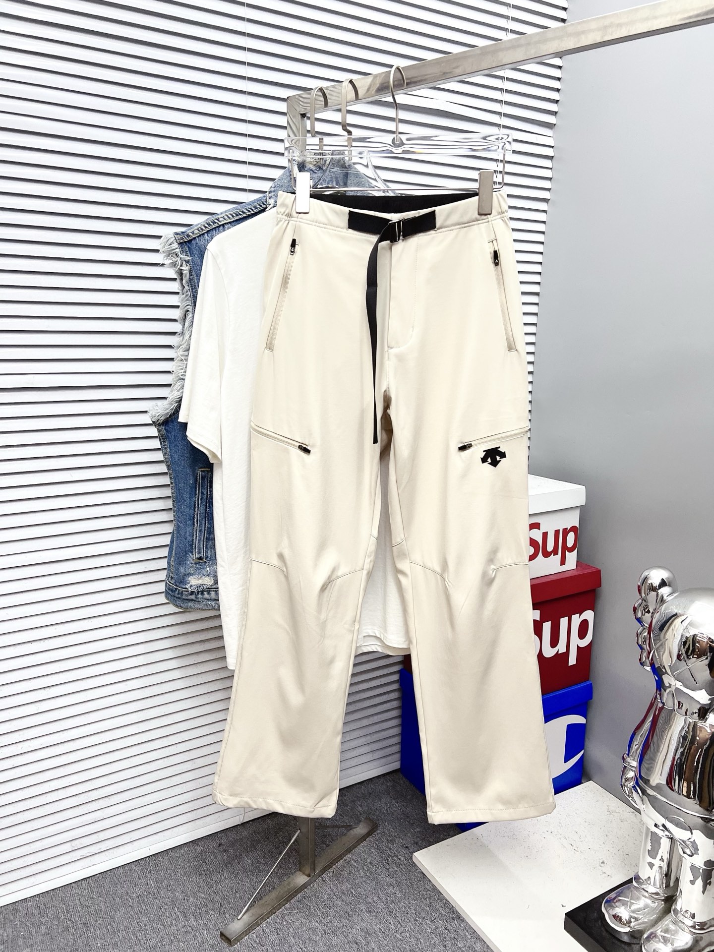 NO:521066,Dishante 2025ss Spring and Summer New Style New Men's Working Leisure Pants, Business Leisure Style!  !  The fabric is important!  Baby's skin is smooth!  !  Customer supplies fixed fabrics, and you can find that they are very smooth fabrics, soft and skin-friendly. The upper body is crisp and stylish, and the surface has a warm and shiny feeling. It is high-end and textured. The upper body is very distinctive, with classic brand logo embellishment, elegant and natural style, moderate thickness, suitable for early spring wear, and the hardware and accessories are all in all quality!  A model that is very practical for both business and casual wear. Size M-2XL, alexander wang19860909迪山特 2025ss春夏新款新款男士工装休闲裤、商务休闲款！！重在面料！婴儿肌肤般的柔滑！！客供定织料,入手便知极具柔滑面料,手感柔软亲肤,上身挺括有型,表面又有着温润的光泽感,高档而显质感,经典细节处理,上身很有特点,经典品牌标识点缀,优雅自然的版型,厚度适中,适合早春穿着,五金辅料全品相！商务休闲都很实穿的一款.尺码M-2XL,,alexander wang,Men's clothing