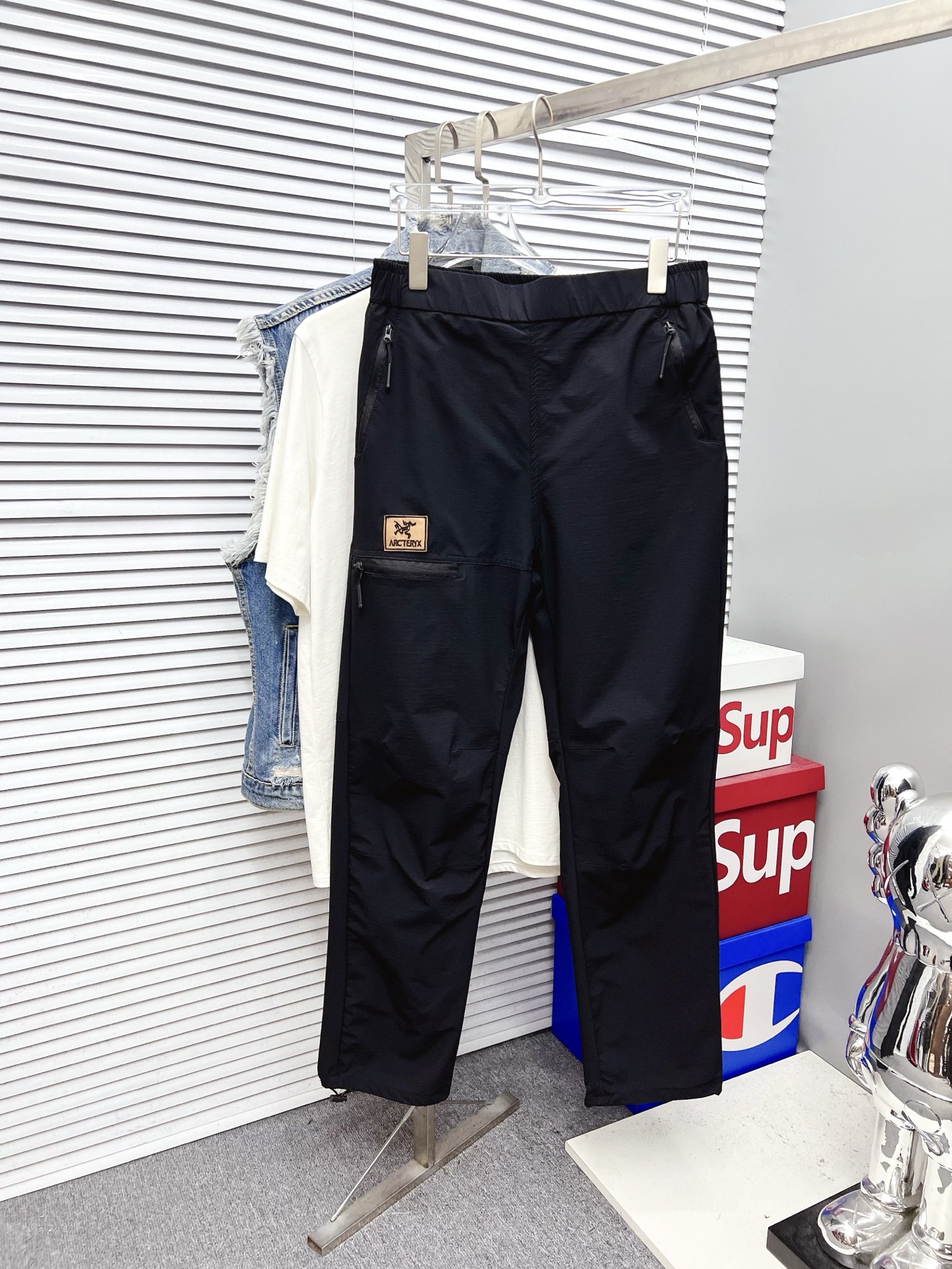 NO:521064,Archaeopteryx 2025ss Spring and Summer New Styles New Styles Men's Working Leisure Pants, Business Leisure Styles!  !  The fabric is important!  Baby's skin is smooth!  !  Customer supplies fixed fabrics, and you can find that they are very smooth fabrics, soft and skin-friendly. The upper body is crisp and stylish, and the surface has a warm and shiny feeling. It is high-end and textured. The upper body is very distinctive, with classic brand logo embellishment, elegant and natural style, moderate thickness, suitable for early spring wear, and the hardware and accessories are all in all quality!  A model that is very practical for business and casual wear. Size M-2XL, arc'teryx, alexander wang19860909始祖鸟 2025ss春夏新款新款男士工装休闲裤、商务休闲款！！重在面料！婴儿肌肤般的柔滑！！客供定织料,入手便知极具柔滑面料,手感柔软亲肤,上身挺括有型,表面又有着温润的光泽感,高档而显质感,经典细节处理,上身很有特点,经典品牌标识点缀,优雅自然的版型,厚度适中,适合早春穿着,五金辅料全品相！商务休闲都很实穿的一款.尺码M-2XL,arc'teryx,alexander wang,Men's clothing