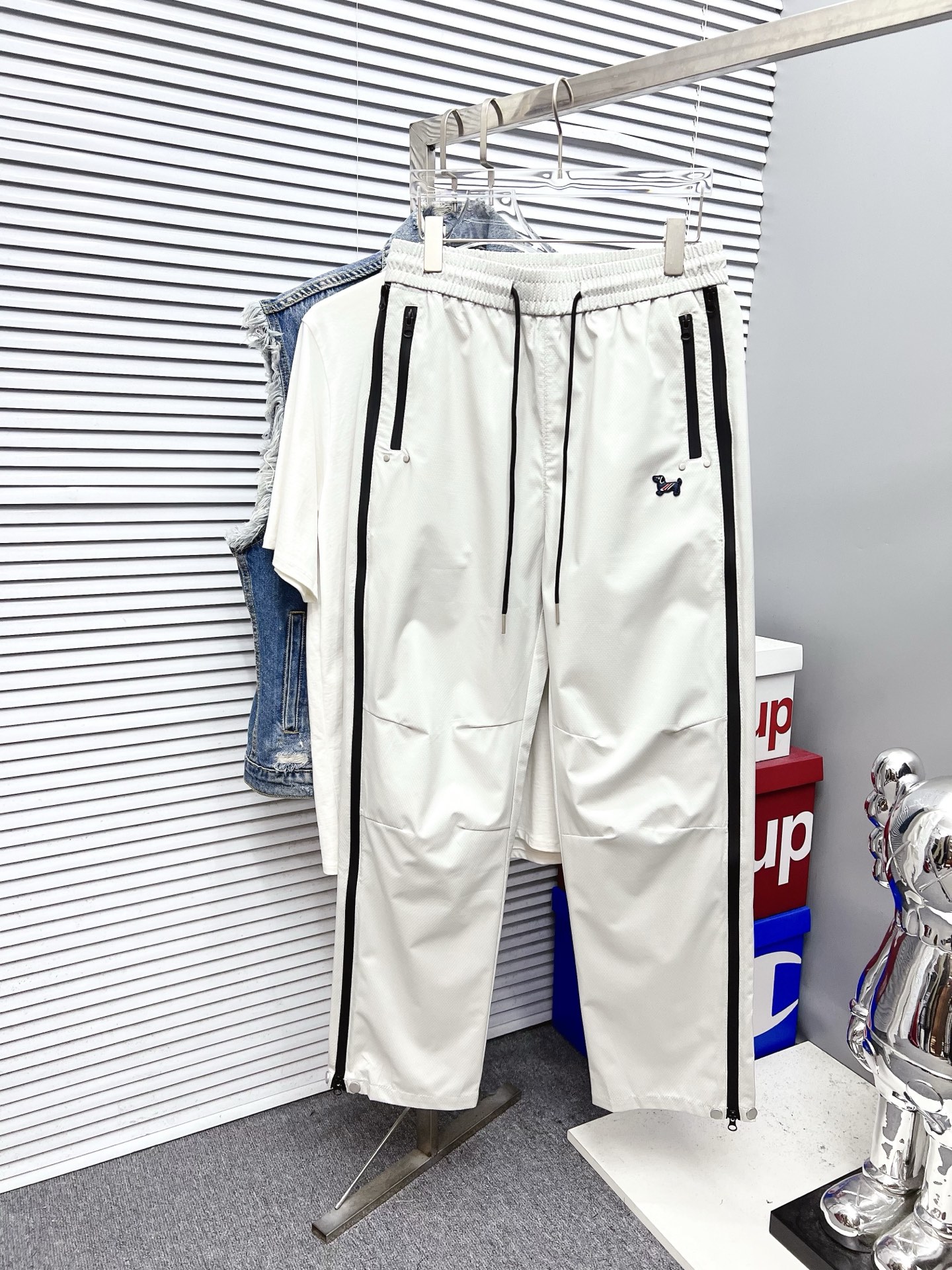 NO:521062,TB 2025ss Spring and Summer New Style New Men's Working Leisure Pants, Business Leisure Style!  !  The fabric is important!  Baby's skin is smooth!  !  Customer supplies fixed fabrics, and you can find that they are very smooth fabrics, soft and skin-friendly. The upper body is crisp and stylish, and the surface has a warm and shiny feeling. It is high-end and textured. The upper body is very distinctive, with classic brand logo embellishment, elegant and natural style, moderate thickness, suitable for early spring wear, and the hardware and accessories are all in all quality!  A model that is very practical for both business and casual wear. Size M-2XL, alexander wang19860909TB 2025ss春夏新款新款男士工装休闲裤、商务休闲款！！重在面料！婴儿肌肤般的柔滑！！客供定织料,入手便知极具柔滑面料,手感柔软亲肤,上身挺括有型,表面又有着温润的光泽感,高档而显质感,经典细节处理,上身很有特点,经典品牌标识点缀,优雅自然的版型,厚度适中,适合早春穿着,五金辅料全品相！商务休闲都很实穿的一款.尺码M-2XL,,alexander wang,Men's clothing