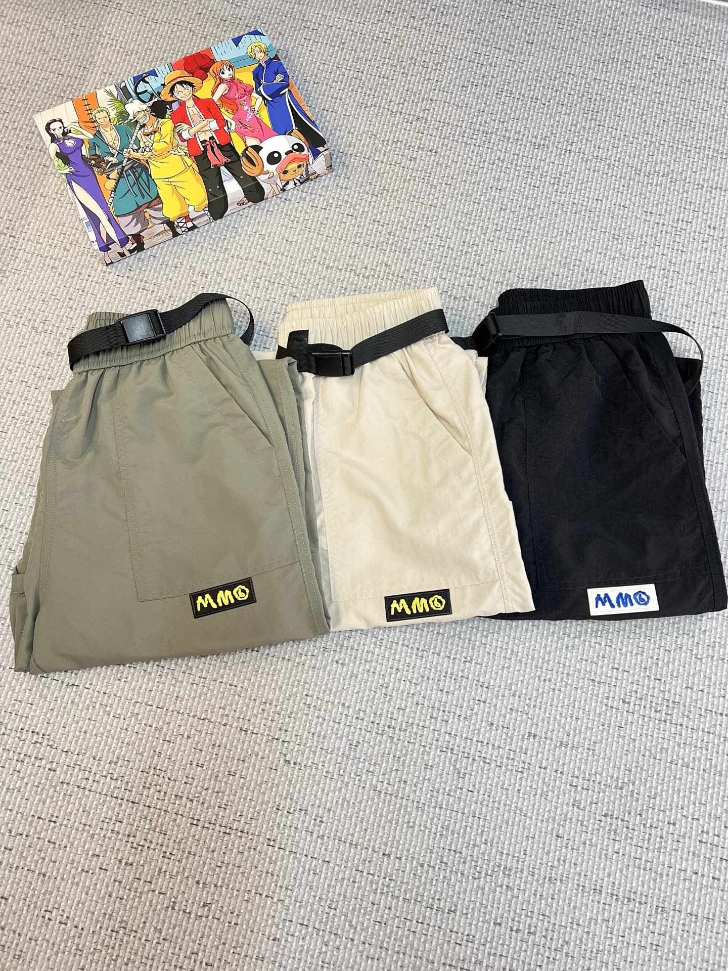 NO:519811,The 2025ss Spring and Summer New Style New Men's Working Leisure Pants, Business Leisure Style!  !  The fabric is important!  Baby's skin is smooth!  !  Customer supplies fixed fabrics, and you can find that they are very smooth fabrics, soft and skin-friendly. The upper body is crisp and stylish, and the surface has a warm and shiny feeling. It is high-end and textured. The upper body is very distinctive, with classic brand logo embellishment, elegant and natural style, moderate thickness, suitable for early spring wear, and the hardware and accessories are all in all quality!  A model that is very practical for both business and casual wear. Size M-2XL, Moncler, alexander wang19860909蒙口 2025ss春夏新款新款男士工装休闲裤、商务休闲款！！重在面料！婴儿肌肤般的柔滑！！客供定织料,入手便知极具柔滑面料,手感柔软亲肤,上身挺括有型,表面又有着温润的光泽感,高档而显质感,经典细节处理,上身很有特点,经典品牌标识点缀,优雅自然的版型,厚度适中,适合早春穿着,五金辅料全品相！商务休闲都很实穿的一款.尺码M-2XL,,Moncler,alexander wang,Men's clothing