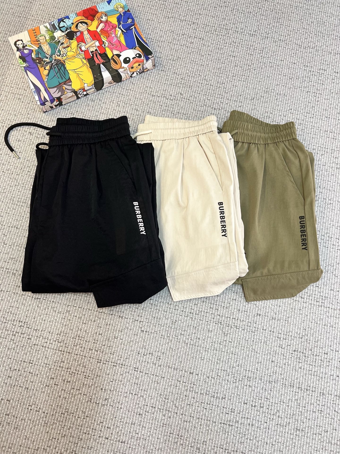 NO:519798,Burberry 2025ss Spring and Summer New Styles New Styles Men's Working Leisure Pants, Business Leisure Styles!  !  The fabric is important!  Baby's skin is smooth!  !  Customer supplies fixed fabrics, and you can find that they are very smooth fabrics, soft and skin-friendly. The upper body is crisp and stylish, and the surface has a warm and shiny feeling. It is high-end and textured. The upper body is very distinctive, with classic brand logo embellishment, elegant and natural style, moderate thickness, suitable for early spring wear, and the hardware and accessories are all in all quality!  A model that is very practical for both business and casual wear. Size M-2XL, burberry, burberry, alexander wang19860909Burberry 巴宝莉 2025ss春夏新款新款男士工装休闲裤、商务休闲款！！重在面料！婴儿肌肤般的柔滑！！客供定织料,入手便知极具柔滑面料,手感柔软亲肤,上身挺括有型,表面又有着温润的光泽感,高档而显质感,经典细节处理,上身很有特点,经典品牌标识点缀,优雅自然的版型,厚度适中,适合早春穿着,五金辅料全品相！商务休闲都很实穿的一款.尺码M-2XL,,burberry,burberry,alexander wang,Men's clothing