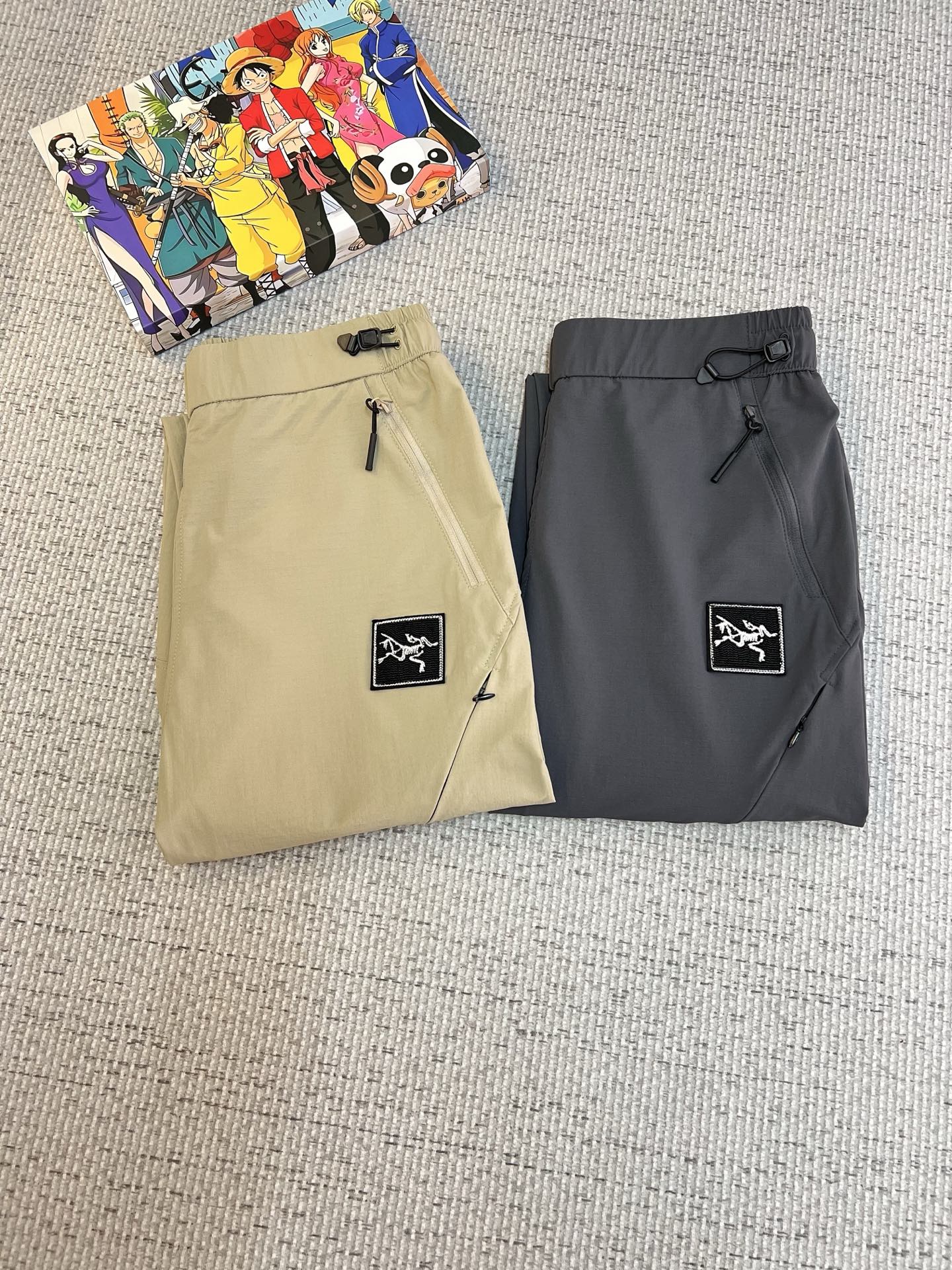 NO:519801,Archaeopteryx 2025ss Spring and Summer New Styles New Styles Men's Working Leisure Pants, Business Leisure Styles!  !  The fabric is important!  Baby's skin is smooth!  !  Customer supplies fixed fabrics, and you can find that they are very smooth fabrics, soft and skin-friendly. The upper body is crisp and stylish, and the surface has a warm and shiny feeling. It is high-end and textured. The upper body is very distinctive, with classic brand logo embellishment, elegant and natural style, moderate thickness, suitable for early spring wear, and the hardware and accessories are all in all quality!  A model that is very practical for business and casual wear. Size M-2XL, arc'teryx, alexander wang19860909始祖鸟 2025ss春夏新款新款男士工装休闲裤、商务休闲款！！重在面料！婴儿肌肤般的柔滑！！客供定织料,入手便知极具柔滑面料,手感柔软亲肤,上身挺括有型,表面又有着温润的光泽感,高档而显质感,经典细节处理,上身很有特点,经典品牌标识点缀,优雅自然的版型,厚度适中,适合早春穿着,五金辅料全品相！商务休闲都很实穿的一款.尺码M-2XL,arc'teryx,alexander wang,Men's clothing