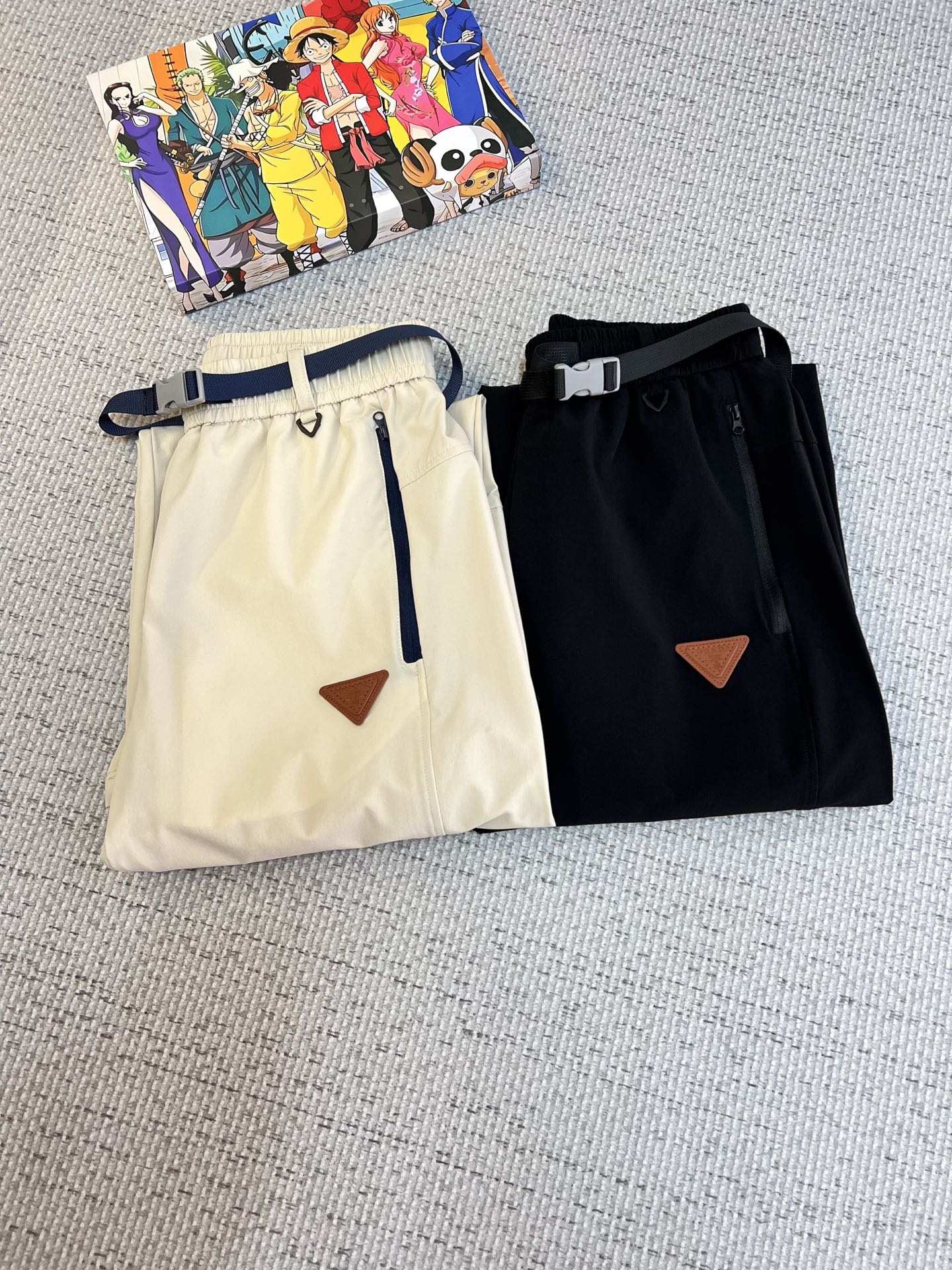 NO:519803,PRADA 2025ss Spring and Summer New Styles New Styles Men's Working Leisure Pants, Business Leisure Styles!  !  The fabric is important!  Baby's skin is smooth!  !  Customer supplies fixed fabrics, and you can find that they are very smooth fabrics, soft and skin-friendly. The upper body is crisp and stylish, and the surface has a warm and shiny feeling. It is high-end and textured. The upper body is very distinctive, with classic brand logo embellishment, elegant and natural style, moderate thickness, suitable for early spring wear, and the hardware and accessories are all in all quality!  A model that is very practical for both business and casual wear. Size M-2XL, prada, prada, alexander wang19860909PRADA 普拉达 2025ss春夏新款新款男士工装休闲裤、商务休闲款！！重在面料！婴儿肌肤般的柔滑！！客供定织料,入手便知极具柔滑面料,手感柔软亲肤,上身挺括有型,表面又有着温润的光泽感,高档而显质感,经典细节处理,上身很有特点,经典品牌标识点缀,优雅自然的版型,厚度适中,适合早春穿着,五金辅料全品相！商务休闲都很实穿的一款.尺码M-2XL,,prada,prada,alexander wang,Men's clothing