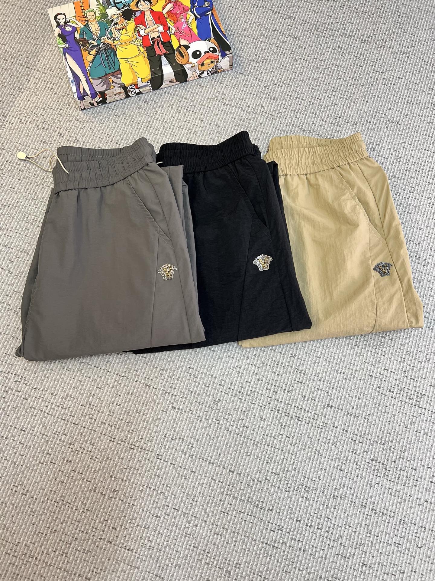 NO:519806,Versace 2025ss Spring and Summer New Styles New Styles Men's Working Leisure Pants, Business Leisure Styles!  !  The fabric is important!  Baby's skin is smooth!  !  Customer supplies fixed fabrics, and you can find that they are very smooth fabrics, soft and skin-friendly. The upper body is crisp and stylish, and the surface has a warm and shiny feeling. It is high-end and textured. The upper body is very distinctive, with classic brand logo embellishment, elegant and natural style, moderate thickness, suitable for early spring wear, and the hardware and accessories are all in all quality!  A model that is very practical for business and casual wear. Size M-2XL, versace, alexander wang19860909范思哲 2025ss春夏新款新款男士工装休闲裤、商务休闲款！！重在面料！婴儿肌肤般的柔滑！！客供定织料,入手便知极具柔滑面料,手感柔软亲肤,上身挺括有型,表面又有着温润的光泽感,高档而显质感,经典细节处理,上身很有特点,经典品牌标识点缀,优雅自然的版型,厚度适中,适合早春穿着,五金辅料全品相！商务休闲都很实穿的一款.尺码M-2XL,,versace,alexander wang,Men's clothing