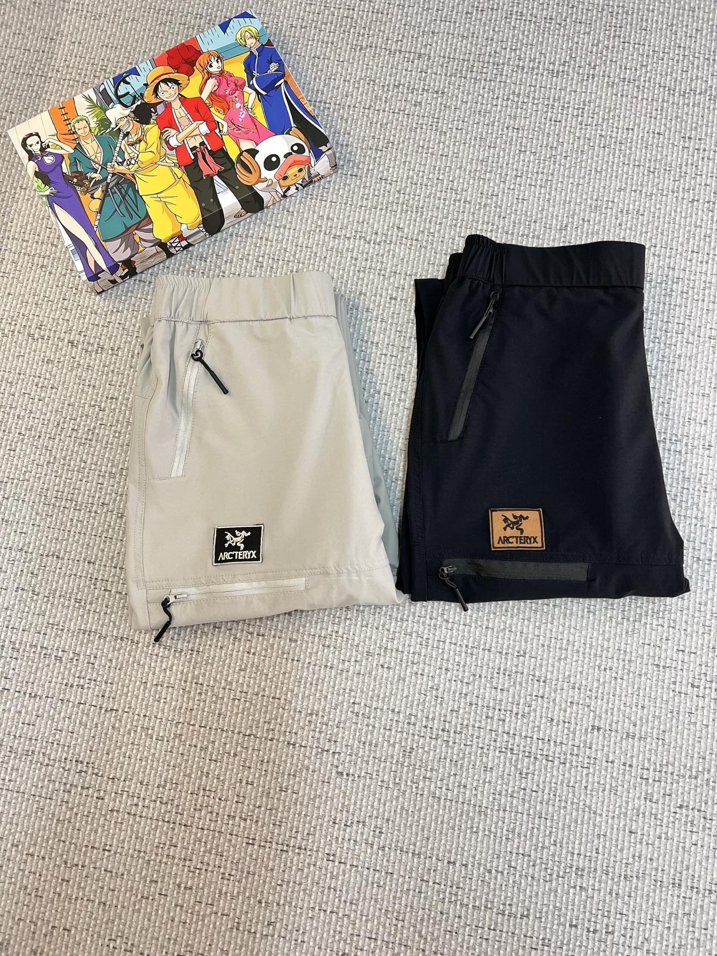 NO:519809,Archaeopteryx 2025ss Spring and Summer New Styles New Styles Men's Working Leisure Pants, Business Leisure Styles!  !  The fabric is important!  Baby's skin is smooth!  !  Customer supplies fixed fabrics, and you can find that they are very smooth fabrics, soft and skin-friendly. The upper body is crisp and stylish, and the surface has a warm and shiny feeling. It is high-end and textured. The upper body is very distinctive, with classic brand logo embellishment, elegant and natural style, moderate thickness, suitable for early spring wear, and the hardware and accessories are all in all quality!  A model that is very practical for business and casual wear. Size M-2XL, arc'teryx, alexander wang19860909始祖鸟 2025ss春夏新款新款男士工装休闲裤、商务休闲款！！重在面料！婴儿肌肤般的柔滑！！客供定织料,入手便知极具柔滑面料,手感柔软亲肤,上身挺括有型,表面又有着温润的光泽感,高档而显质感,经典细节处理,上身很有特点,经典品牌标识点缀,优雅自然的版型,厚度适中,适合早春穿着,五金辅料全品相！商务休闲都很实穿的一款.尺码M-2XL,arc'teryx,alexander wang,Men's clothing