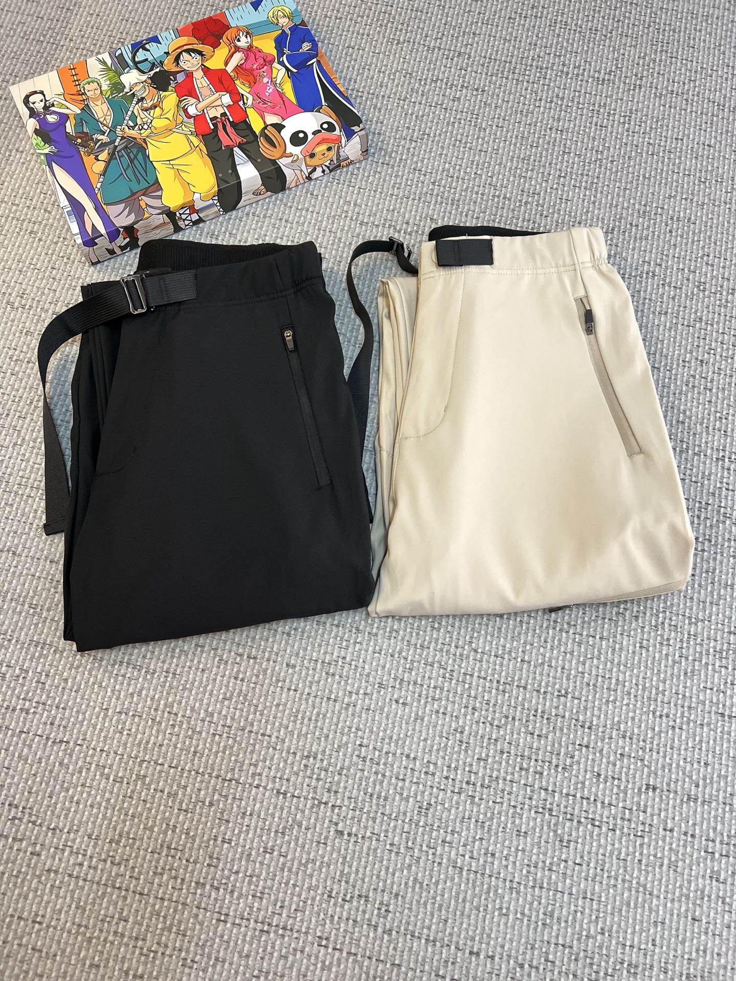 NO:519812,Dishante 2025ss Spring and Summer New Style New Men's Working Leisure Pants, Business Leisure Style!  !  The fabric is important!  Baby's skin is smooth!  !  Customer supplies fixed fabrics, and you can find that they are very smooth fabrics, soft and skin-friendly. The upper body is crisp and stylish, and the surface has a warm and shiny feeling. It is high-end and textured. The upper body is very distinctive, with classic brand logo embellishment, elegant and natural style, moderate thickness, suitable for early spring wear, and the hardware and accessories are all in all quality!  A model that is very practical for both business and casual wear. Size M-2XL, alexander wang19860909迪山特 2025ss春夏新款新款男士工装休闲裤、商务休闲款！！重在面料！婴儿肌肤般的柔滑！！客供定织料,入手便知极具柔滑面料,手感柔软亲肤,上身挺括有型,表面又有着温润的光泽感,高档而显质感,经典细节处理,上身很有特点,经典品牌标识点缀,优雅自然的版型,厚度适中,适合早春穿着,五金辅料全品相！商务休闲都很实穿的一款.尺码M-2XL,,alexander wang,Men's clothing