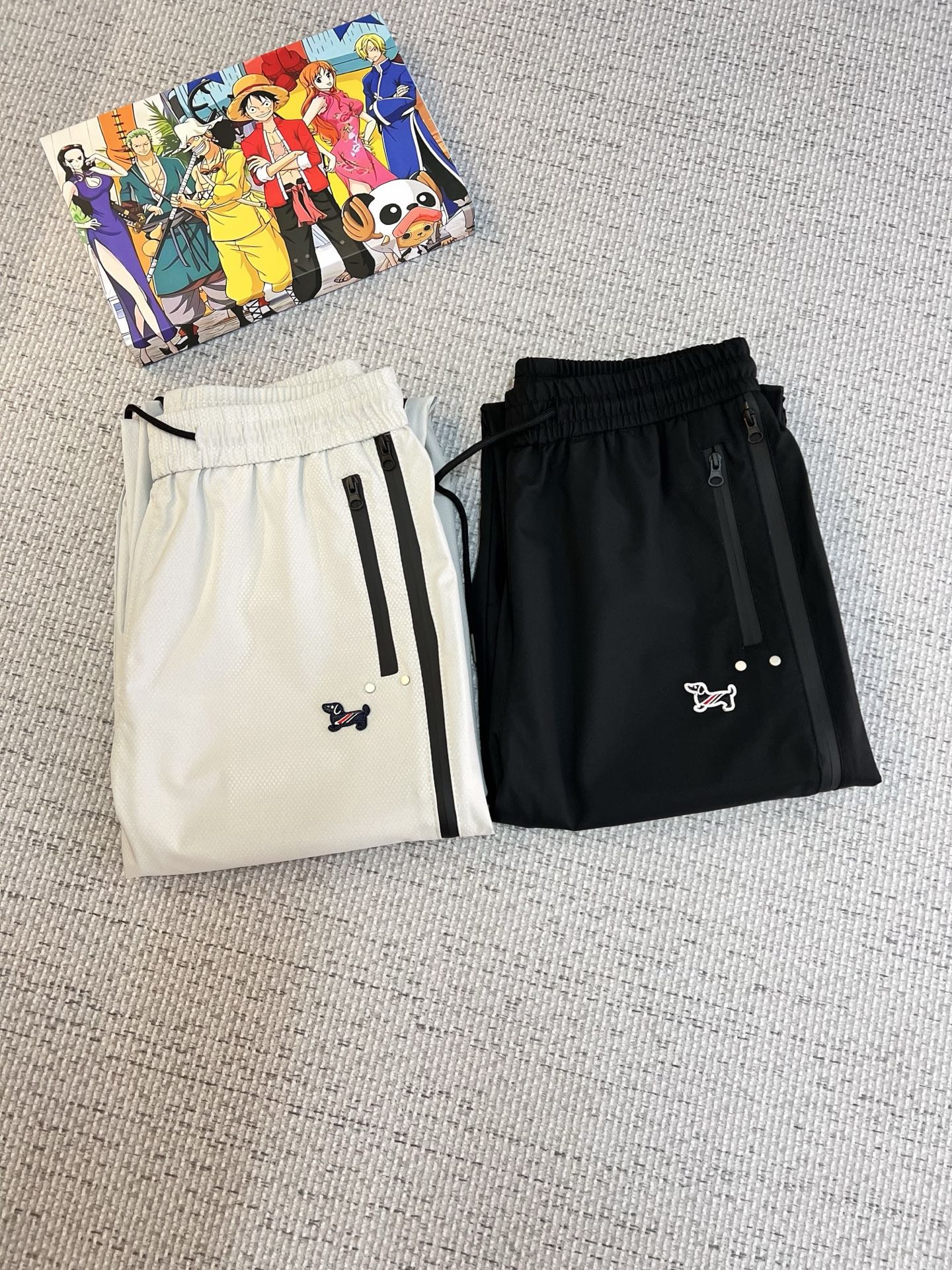 NO:519815,TB 2025ss Spring and Summer New Style New Men's Working Leisure Pants, Business Leisure Style!  !  The fabric is important!  Baby's skin is smooth!  !  Customer supplies fixed fabrics, and you can find that they are very smooth fabrics, soft and skin-friendly. The upper body is crisp and stylish, and the surface has a warm and shiny feeling. It is high-end and textured. The upper body is very distinctive, with classic brand logo embellishment, elegant and natural style, moderate thickness, suitable for early spring wear, and the hardware and accessories are all in all quality!  A model that is very practical for both business and casual wear. Size M-2XL, alexander wang19860909TB 2025ss春夏新款新款男士工装休闲裤、商务休闲款！！重在面料！婴儿肌肤般的柔滑！！客供定织料,入手便知极具柔滑面料,手感柔软亲肤,上身挺括有型,表面又有着温润的光泽感,高档而显质感,经典细节处理,上身很有特点,经典品牌标识点缀,优雅自然的版型,厚度适中,适合早春穿着,五金辅料全品相！商务休闲都很实穿的一款.尺码M-2XL,,alexander wang,Men's clothing