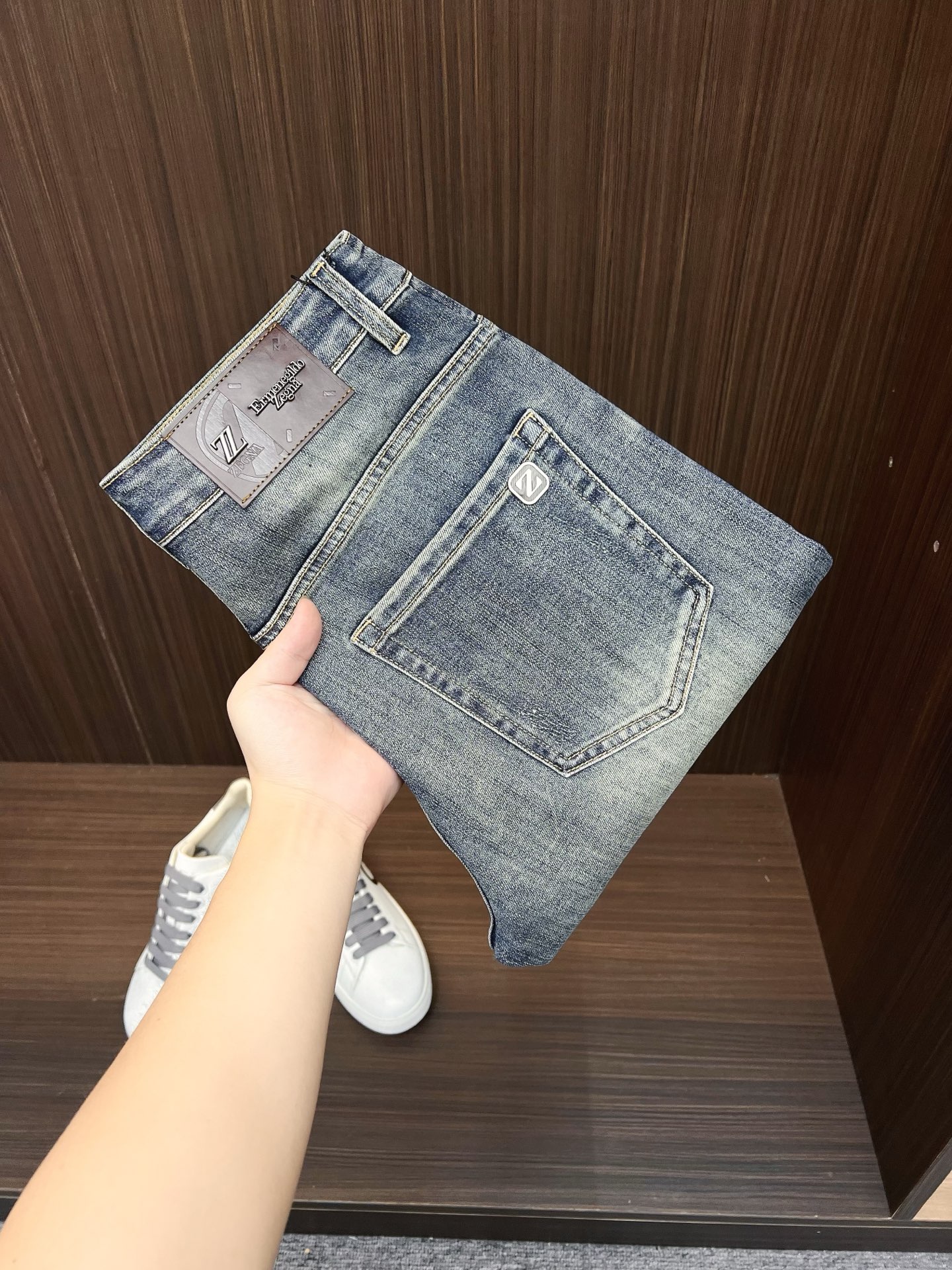 NO:523411,Jenia's official website counter is available at the same time, original singles are ruthless, super stylish 5-point denim shorts Customized original washing denim fabric, unique design, top-grade printing craft letter pattern logo, original hardware and auxiliary decoration, extremely superior jeans, the materials and craftsmanship are extremely luxurious and exquisite, the grade is extremely high, the upper body is handsome and stylish, recommended number 29-38, zegna, shorts, jeans, alexander wang19860909杰尼亚 官网专柜同步有售,原单狠货,超级有范儿的一款5分牛仔短裤 定制原版水洗牛仔面料,独特设计,顶级印花工艺字母图案logo,原版五金辅料装饰,极为翘楚的一款牛仔裤,用料与工艺都极致奢华精湛,档次极高,上身帅气有型,推荐码数29—38,,zegna,shorts,jeans,alexander wang,Men's clothing