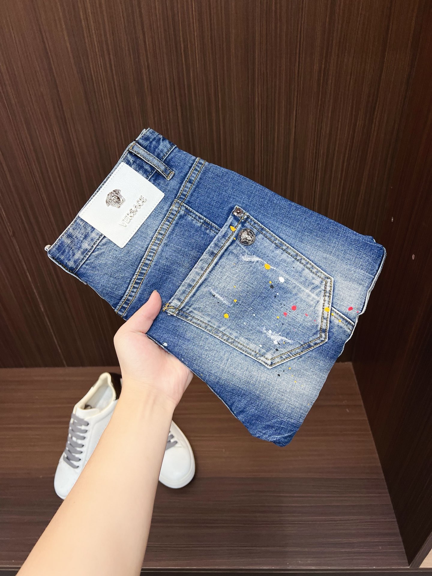 NO:523414,Versace is available for sale at the same time on the official website counter, original singles, super stylish 5-point denim shorts Customized original washing denim fabric, unique design, top-grade printed craft letter pattern logo, original hardware and auxiliary decoration, extremely superior jeans, the materials and craftsmanship are extremely luxurious and exquisite, extremely high-end, handsome and stylish, recommended digits 29-38, versace, shorts, jeans, alexander wang19860909范思哲 官网专柜同步有售,原单狠货,超级有范儿的一款5分牛仔短裤 定制原版水洗牛仔面料,独特设计,顶级印花工艺字母图案logo,原版五金辅料装饰,极为翘楚的一款牛仔裤,用料与工艺都极致奢华精湛,档次极高,上身帅气有型,推荐码数29—38,,versace,shorts,jeans,alexander wang,Men's clothing