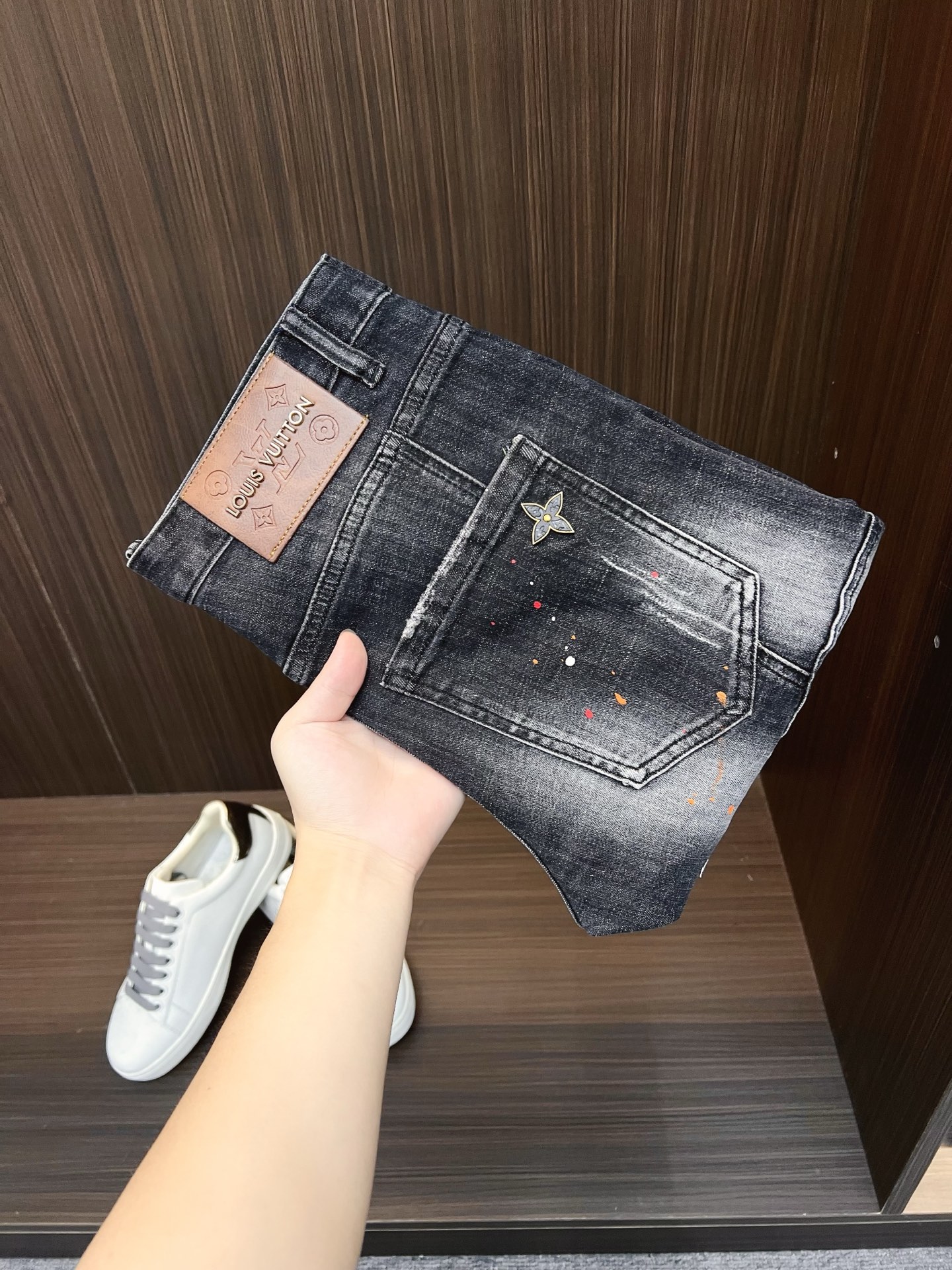 NO:523417,LV official website counter is available simultaneously, original singles, super stylish 5-point denim shorts Customized original washing denim fabric, unique design, top-grade printed craft letter pattern logo, original hardware and auxiliary decoration, extremely top-notch jeans, the materials and craftsmanship are extremely luxurious and exquisite, the grade is extremely high, the upper body is handsome and stylish, recommended number 29-38,, louis vuitton, shorts, jeans, alexander wang19860909LV 官网专柜同步有售,原单狠货,超级有范儿的一款5分牛仔短裤 定制原版水洗牛仔面料,独特设计,顶级印花工艺字母图案logo,原版五金辅料装饰,极为翘楚的一款牛仔裤,用料与工艺都极致奢华精湛,档次极高,上身帅气有型,推荐码数29—38,,louis vuitton,shorts,jeans,alexander wang,Men's clothing