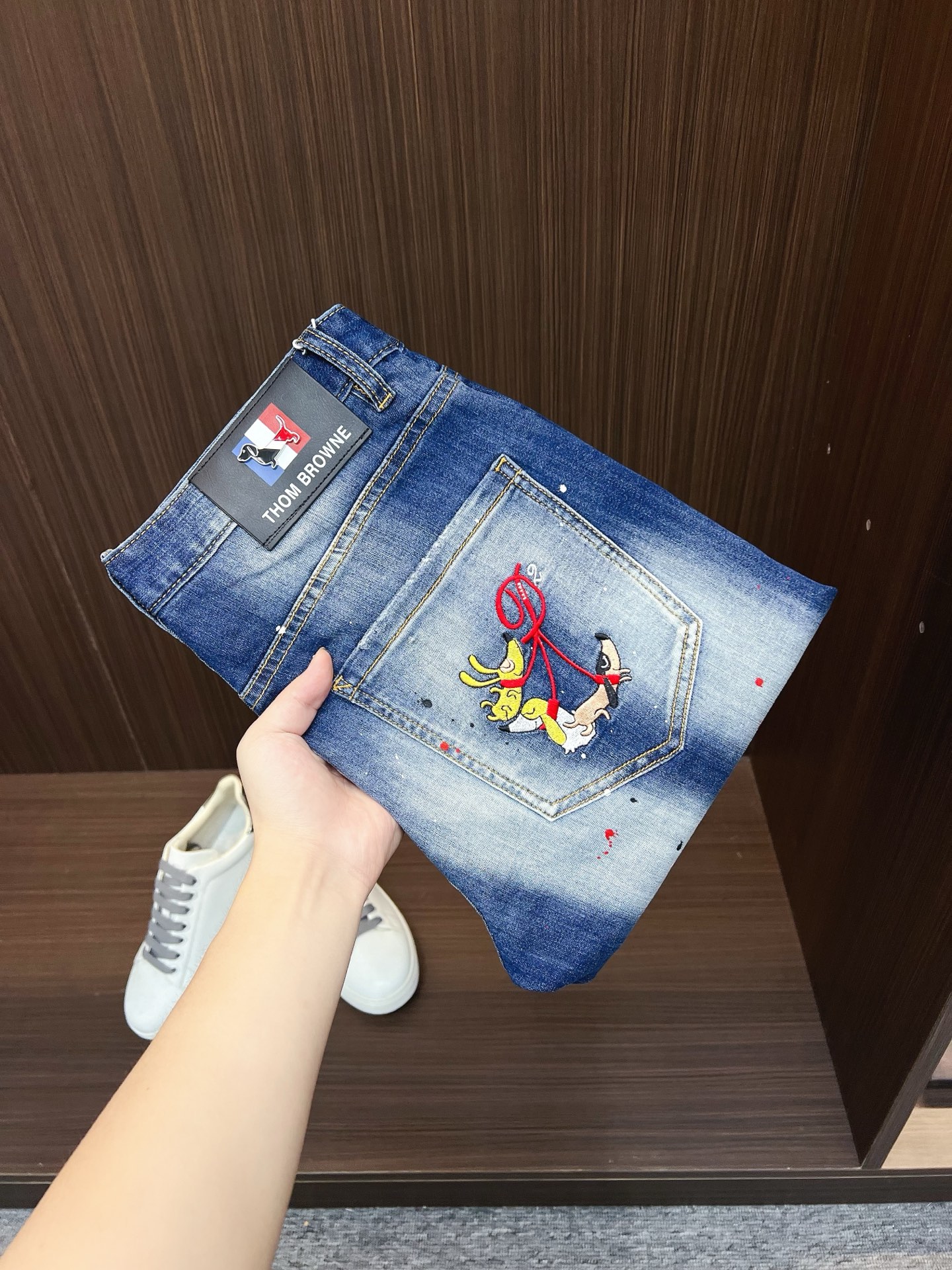 NO:523420,TB official website counter is available simultaneously, original singles are ruthless, super stylish 5-point denim shorts Customized original washing denim fabric, unique design, top-grade printing craft letter pattern logo, original hardware and auxiliary decoration, extremely top-notch jeans, the materials and craftsmanship are extremely luxurious and exquisite, the grade is extremely high, the upper body is handsome and stylish, recommended number 29-38, shorts, jeans, alexander wang19860909TB 官网专柜同步有售,原单狠货,超级有范儿的一款5分牛仔短裤 定制原版水洗牛仔面料,独特设计,顶级印花工艺字母图案logo,原版五金辅料装饰,极为翘楚的一款牛仔裤,用料与工艺都极致奢华精湛,档次极高,上身帅气有型,推荐码数29—38,,shorts,jeans,alexander wang,Men's clothing