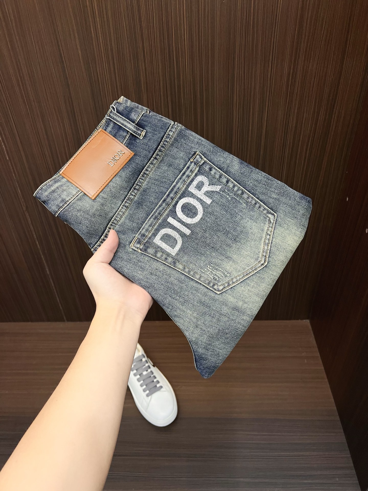 NO:523423,Dior official website counter is available simultaneously, original singles, super stylish 5-point denim shorts Customized original washing denim fabric, unique design, top-grade printed craft letter pattern logo, original hardware and auxiliary decoration, extremely top-notch jeans, the materials and craftsmanship are extremely luxurious and exquisite, the grade is extremely high, the upper body is handsome and stylish, recommended number 29-38,,dior,dior, shorts, jeans, alexander wang19860909Dior 迪奥 官网专柜同步有售,原单狠货,超级有范儿的一款5分牛仔短裤 定制原版水洗牛仔面料,独特设计,顶级印花工艺字母图案logo,原版五金辅料装饰,极为翘楚的一款牛仔裤,用料与工艺都极致奢华精湛,档次极高,上身帅气有型,推荐码数29—38,,dior,dior,shorts,jeans,alexander wang,Men's clothing