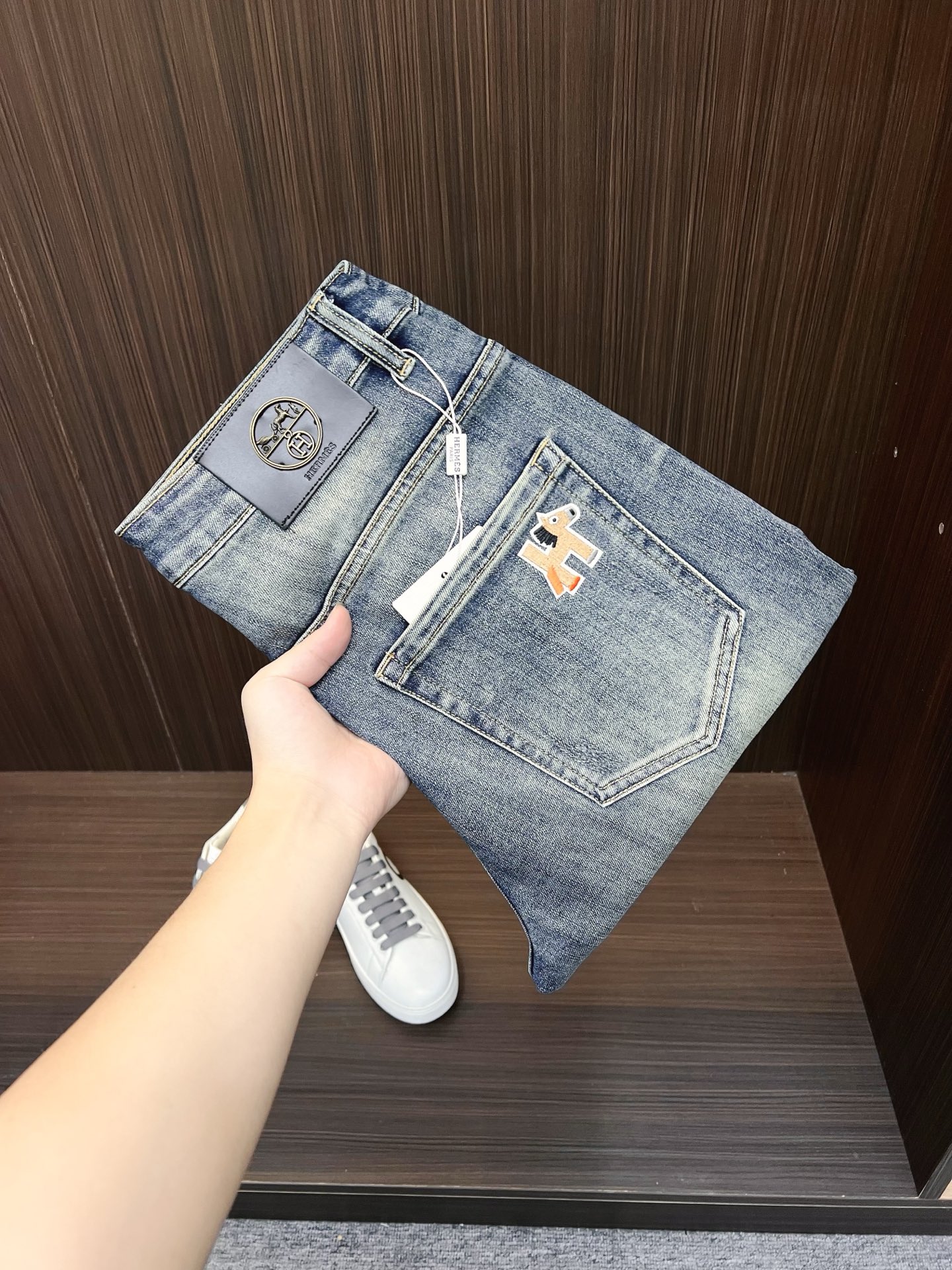 NO:523429,Hermes official counter is available at the same time, original singles are ruthless, super stylish 5-point denim shorts Customized original washing denim fabric, unique design, top-grade printed craft letter pattern logo, original hardware and auxiliary decoration, extremely top-notch jeans, the materials and craftsmanship are extremely luxurious and exquisite, the grade is extremely high, the upper body is handsome and stylish, the recommended number is 29-38, hermes, shorts, jeans, alexander wang19860909爱马仕 官网专柜同步有售,原单狠货,超级有范儿的一款5分牛仔短裤 定制原版水洗牛仔面料,独特设计,顶级印花工艺字母图案logo,原版五金辅料装饰,极为翘楚的一款牛仔裤,用料与工艺都极致奢华精湛,档次极高,上身帅气有型,推荐码数29—38,,hermes,shorts,jeans,alexander wang,Men's clothing