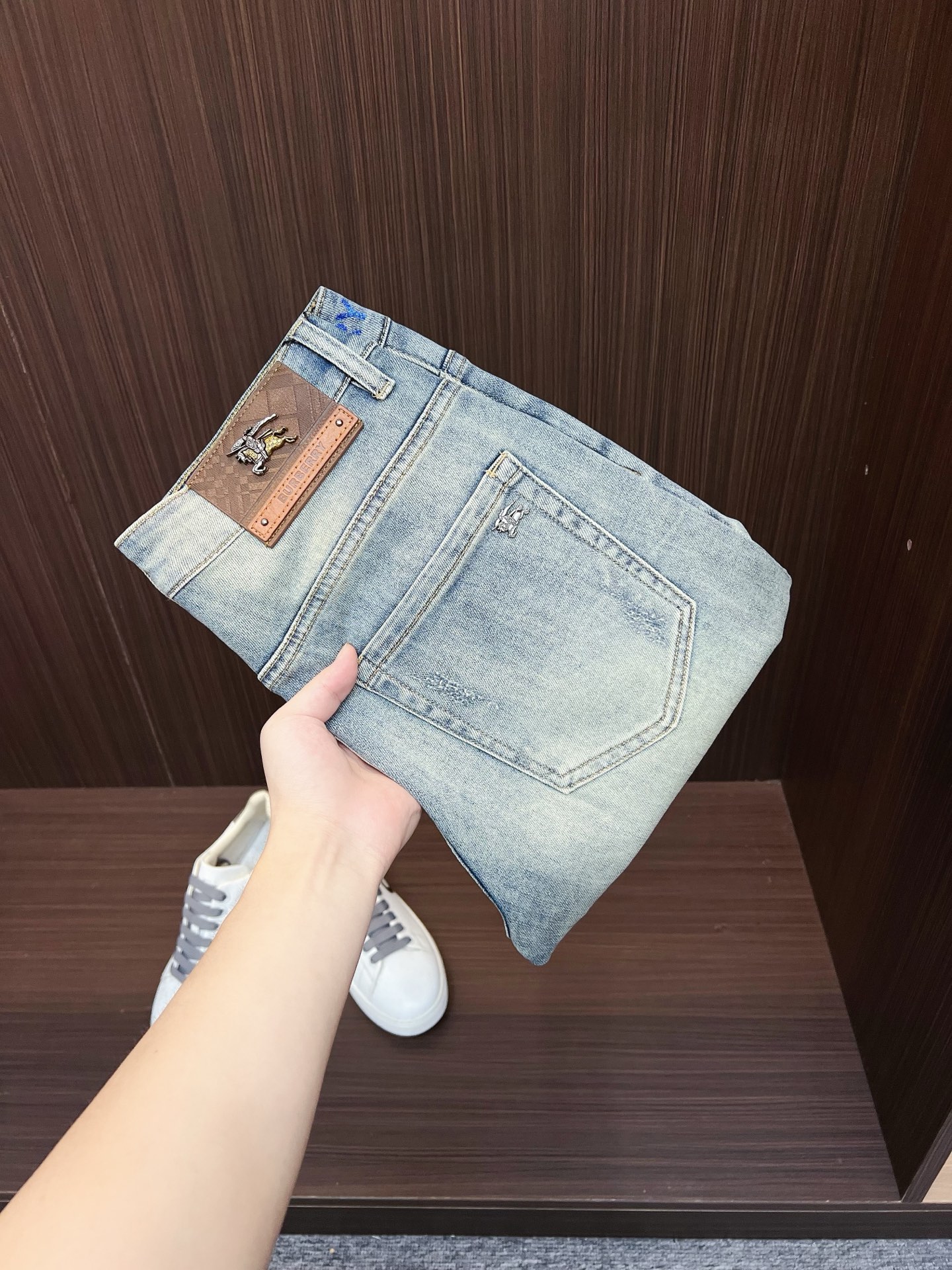 NO:523432,Burberry Burberry official counter is available simultaneously, original singles, super stylish 5-point denim shorts Customized original washing denim fabric, unique design, top-grade printed craft letter pattern logo, original hardware and auxiliary decoration, extremely top-notch jeans, the materials and craftsmanship are extremely luxurious and exquisite, the grade is extremely high, the upper body is handsome and stylish, recommended number 29-38, burberry, burberry, shorts, jeans, alexander wang19860909Burberry 巴宝莉 官网专柜同步有售,原单狠货,超级有范儿的一款5分牛仔短裤 定制原版水洗牛仔面料,独特设计,顶级印花工艺字母图案logo,原版五金辅料装饰,极为翘楚的一款牛仔裤,用料与工艺都极致奢华精湛,档次极高,上身帅气有型,推荐码数29—38,,burberry,burberry,shorts,jeans,alexander wang,Men's clothing