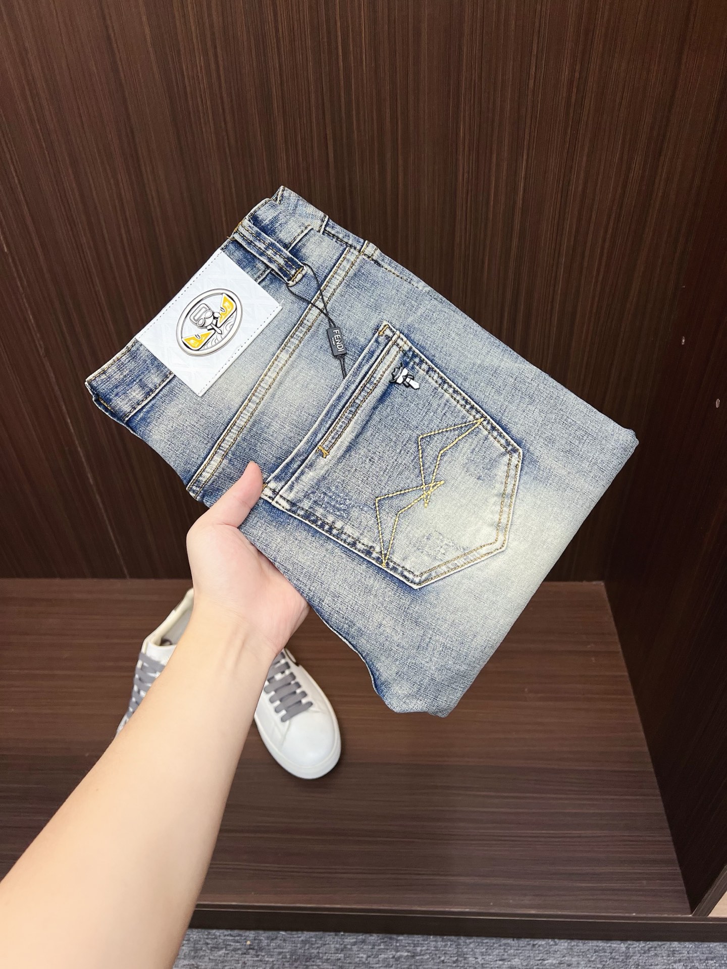 NO:523406,FENDI official website counter is available simultaneously, original single product, super stylish 5-point denim shorts Customized original washing denim fabric, unique design, top-grade printing craft letter pattern logo, original hardware and auxiliary decoration, extremely top-notch jeans, the materials and craftsmanship are extremely luxurious and exquisite, the grade is extremely high, the upper body is handsome and stylish, recommended number 29-38,,fendi,fendi, shorts, jeans, alexander wang19860909FENDI 芬迪 官网专柜同步有售,原单狠货,超级有范儿的一款5分牛仔短裤 定制原版水洗牛仔面料,独特设计,顶级印花工艺字母图案logo,原版五金辅料装饰,极为翘楚的一款牛仔裤,用料与工艺都极致奢华精湛,档次极高,上身帅气有型,推荐码数29—38,,fendi,fendi,shorts,jeans,alexander wang,Men's clothing