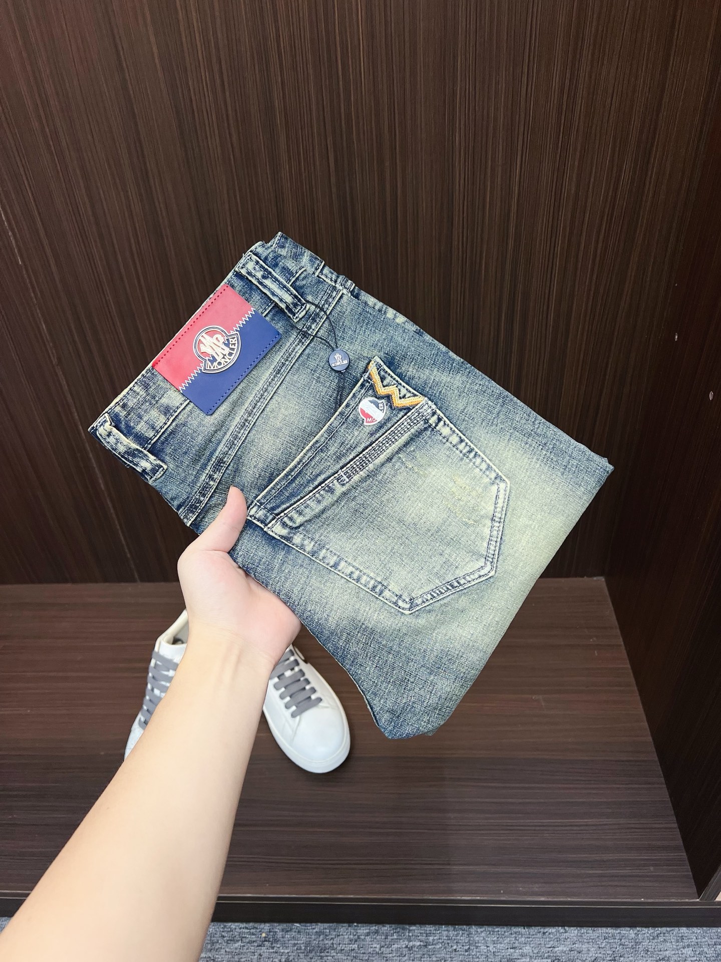 NO:523409,The official website counter is available at the same time. The original single product is a super stylish 5-point denim shorts. Customized original washing denim fabric, unique design, top-grade printed craft letter pattern logo, original hardware and auxiliary decoration, extremely top-notch jeans. The materials and craftsmanship are extremely luxurious and exquisite, the grade is extremely high, the upper body is handsome and stylish, and the recommended number is 29-38, Moncler, shorts, jeans, alexander wang19860909蒙口 官网专柜同步有售,原单狠货,超级有范儿的一款5分牛仔短裤 定制原版水洗牛仔面料,独特设计,顶级印花工艺字母图案logo,原版五金辅料装饰,极为翘楚的一款牛仔裤,用料与工艺都极致奢华精湛,档次极高,上身帅气有型,推荐码数29—38,,Moncler,shorts,jeans,alexander wang,Men's clothing