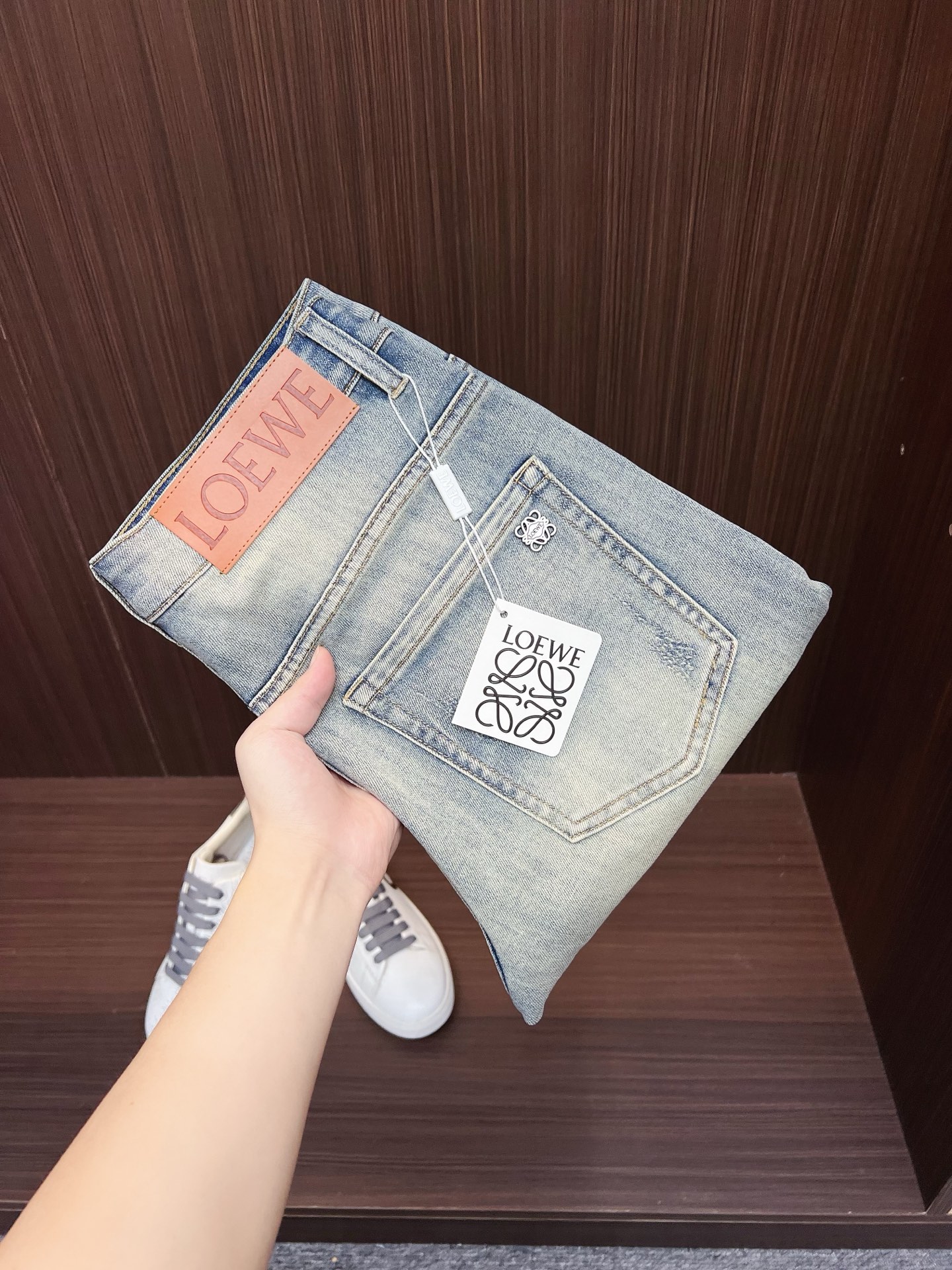 NO:523415,Luo Yiwei's official counter is available at the same time, original singles are ruthless, super stylish 5-point denim shorts Customized original washing denim fabric, unique design, top-grade printing craft letter pattern logo, original hardware and auxiliary decoration, extremely superior jeans, the materials and craftsmanship are extremely luxurious and exquisite, extremely high-end, handsome and stylish, recommended digits 29-38, loewe, shorts, jeans, alexander wang19860909罗意威 官网专柜同步有售,原单狠货,超级有范儿的一款5分牛仔短裤 定制原版水洗牛仔面料,独特设计,顶级印花工艺字母图案logo,原版五金辅料装饰,极为翘楚的一款牛仔裤,用料与工艺都极致奢华精湛,档次极高,上身帅气有型,推荐码数29—38,,loewe,shorts,jeans,alexander wang,Men's clothing