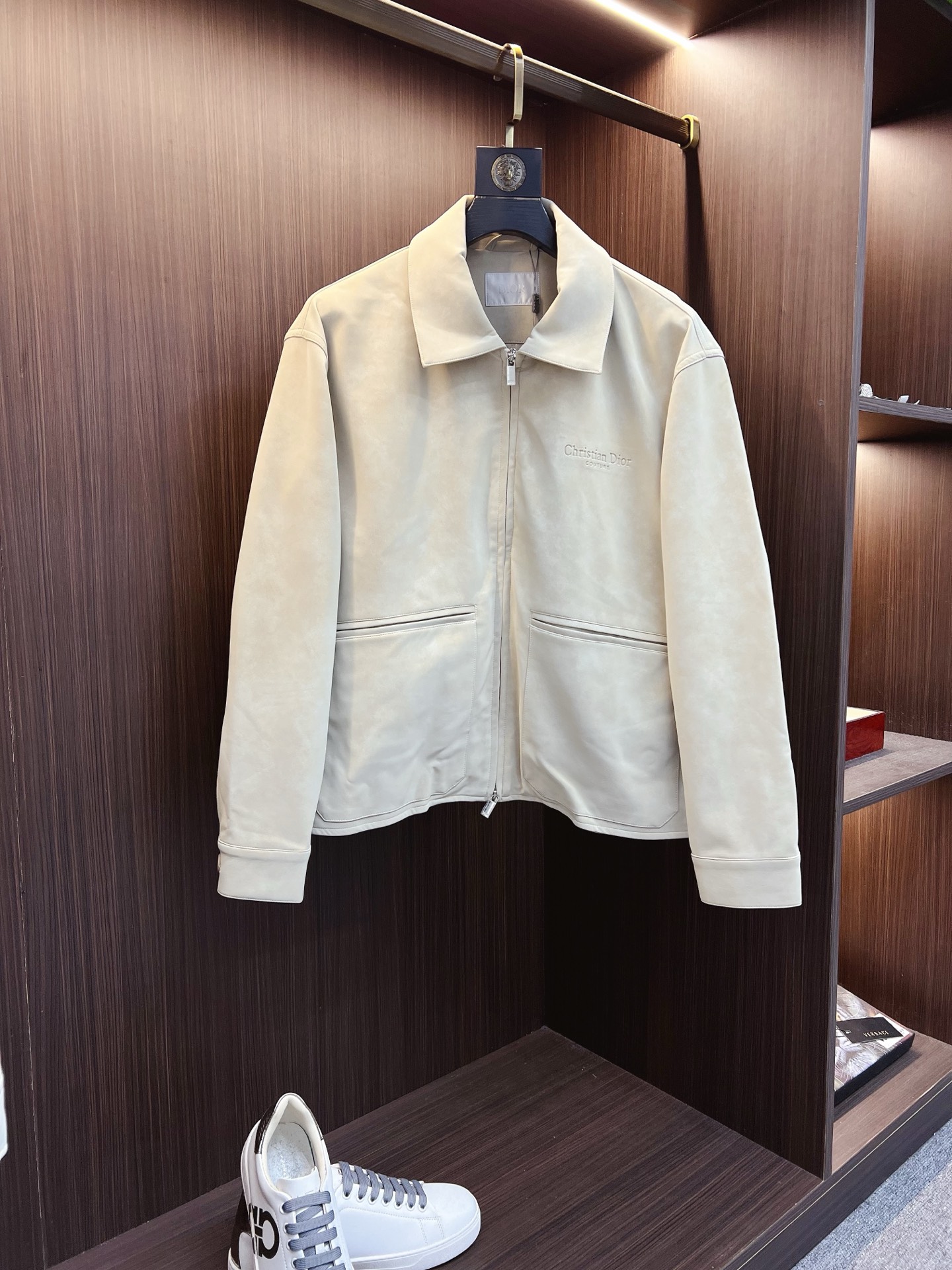 NO:522318,Dr.25FW new CD letter embossed suede jacket, men's high-end urban style lapel jacket. The channel goods of private nature are coming again, platinum-grade tasting things. CD family hot elements portray, smooth and delicate suede fabric, lined with dark patterns and jacquard letter logo, a wonderful item with an excellent temperament!  A god-level item that makes all tops look eclipsed!  When I encounter such an excellent product, I am willing to call it the strongest!  The style of this shirt jacket is very distinctive and unique. The lining is designed with dark-patterned jacquard letters, highlighting the fashionable atmosphere, emphasizing the classic soul texture, and highlighting the beauty of luxury and fashion. This style really has a natural high street beauty, meeting all your outfit needs, allowing you to look down on the whole world with trends!  The smooth and delicate suede fabric is crisp and comfortable, with soft texture. The simple lines are easy to wear with decent and elegant texture. The suede texture has a retro feel and a strong autumn and winter atmosphere. The rich but not ostentatious easily shows the affinity and high-end sense of clothing. Heavy texture, exquisite details, loose and stylish, full of silhouette and layering. The style is excellent, the upper body effect is unparalleled, and it is destined to be an excellent styling item that goes out, with a high return rate. Size S-2XL,,dior, jackets & coats, jackets & coats,chamois leather,alexander wang19860909Dr.25FW新款CD字母压纹图案麂皮绒夹克,男士高端都市风尚翻领外套.私密性质的渠道货再次来临,白金级品鉴心水之物.CD家族热元素刻画,顺滑细腻的麂皮绒面料,内衬暗纹提花字母标识,一款气质绝伦的妙曼单品！让所有上衣都黯然失色的神级单品！ 遇到一款如此的绝佳产物,我愿意称之其为最强！此款衬衣夹克的风格十分之鲜明独特,内衬采用暗纹提花字母图案设计,彰显时髦气息,着重强调经典的灵魂质感,凸显奢华时尚之美.此款真的有着浑然天成的高街美感,满足你的一切穿搭所需,让你用潮流俯视整个世界！ 顺滑细腻的麂皮绒面料,挺括舒适,质地柔软,简洁的线条廓形容易穿出得体优雅的质感,麂皮绒质地具有复古感和浓浓秋冬气息的颜色,浓郁却不张扬的轻松就展现出了服装的亲和力和高级感.重磅质感,细节精致感十足,宽松有范,廓形、层次感十足.版型绝佳,上身效果无与伦比,注定属于出街的优秀造型单品,回头率爆表. 尺码S-2XL,,dior,jackets & coats,jackets & coats,chamois leather,alexander wang,Men's clothing