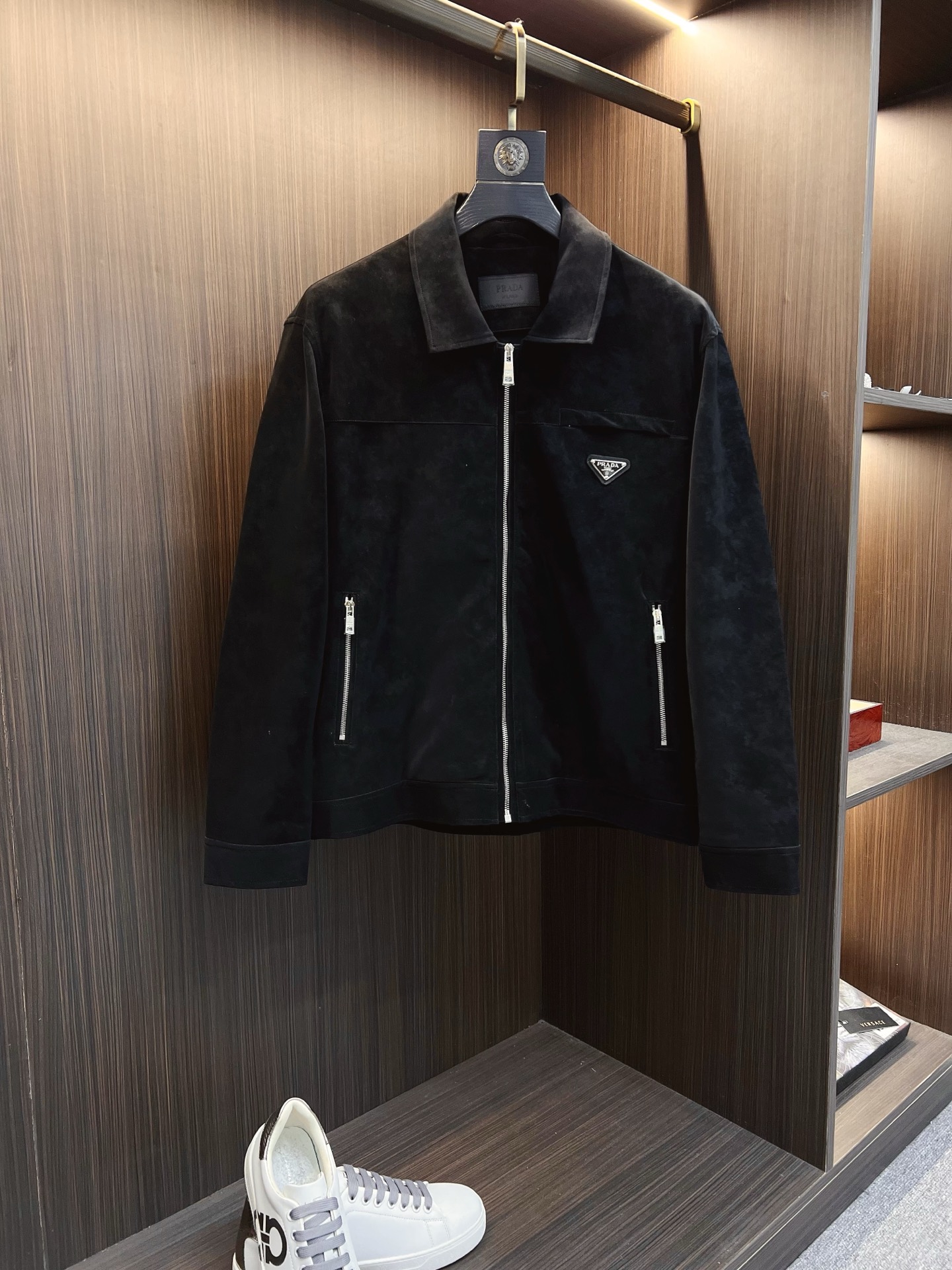 NO:522321,FWPra - Craftsmanship Dream Weaving comes from the Italian series, with its ingenious and classic triangle marks to create an extraordinary new favorite for you. The 2025 two-color suit jacket, imported suede fabric, simulates an unexpected touch, as smooth and soft as baby's skin. It shows luxurious luster in low-key; every inch outlines the three-dimensional texture. Makes simplicity not simple. The minimalist reveals a sense of high-end feeling, like the finishing touch, making every turn your mind the focus. Delicate and luxurious, showing the charm of the brand. Color Black and white Size S-2XL,,prada, jackets & coats,business suit,chamois leather,alexander wang19860909FWPra-匠心织梦源自意大利系列,以匠心独运,经典三角标为您打造不凡的衣橱新宠. 2025双色西装外套,进口麂皮面料,模拟出超乎想象的手感,如婴儿肌肤一样细滑柔软.低调中彰显奢华光泽；每一寸都勾勒出立体肌理感.让简约不简单.极简中透出高级感,如同画龙点睛,让您的每一次转身都成为焦点.细腻奢华,尽显品牌魅力. 颜色 黑色白色 尺码S-2XL,,prada,jackets & coats,business suit,chamois leather,alexander wang,Men's clothing