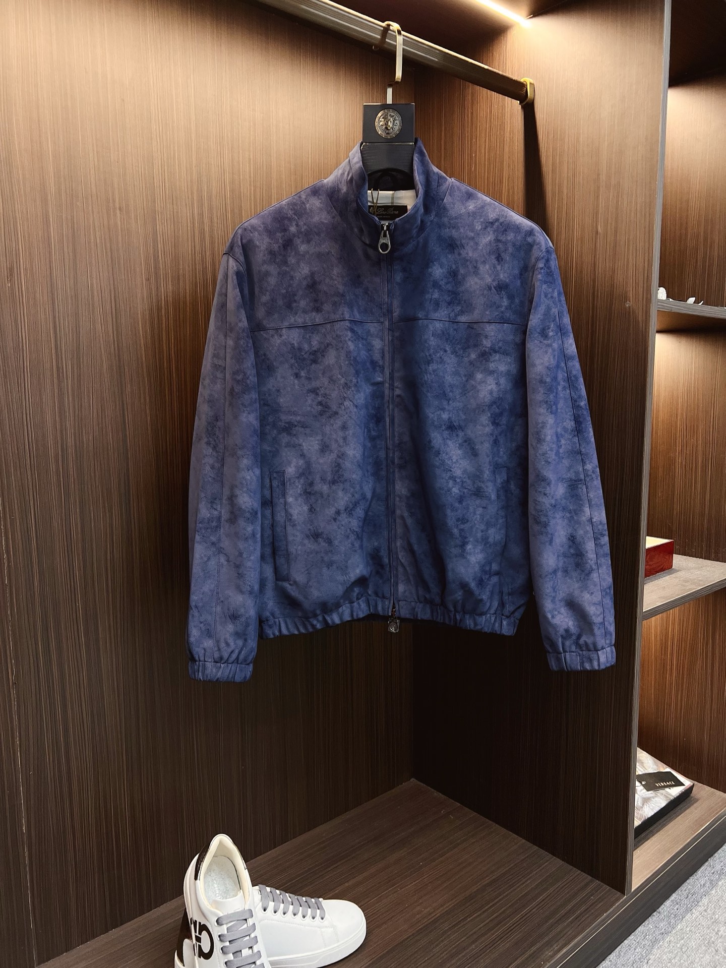 NO:522324,LP Old Qian style classic men's business and casual lapel jacket. Fashion with typical Italian style, trading company's channel products are very exquisite in fabric selection and craftsmanship, which is very consistent with the aesthetic tone of the LP family, low-key and luxurious, elegant and noble. Every detail proves the brand's own sense of high-endness. The Italian minimalist, capable and outdoor functional style are the ultimate interpretation, both solemn and harmonious, and the upper body is full of style!  A treasure-level functional equipment that combines fashion sense and design sense creates unique styling items, improved pilot styling design, classic stand collar design, retro age-reducing and very fashionable, with elastic designs on the cuffs and hem, and Italian customers provide imported suede fabrics. The texture is as delicate as baby's skin. It is crisp and superior, quite elegant and fashionable!  The color matching is light and versatile, the style is cut and neat, and the upper body instantly highlights the spirit. It is full of styles and can easily control various body shapes. It is a jacket that combines business commuting and outdoor leisure. It is an equipment with extremely high attendance rate in practical wear!  Colors and three colors fly together. S-2XL, loro piano, jackets & coats, jackets & coats, chamois leather, alexander wang19860909LP 老钱风 经典男士商务休闲小站领夹克外套.颇具意大利典型风格的时装,贸易公司渠道臻品 在面料选取和工艺方面都相当考究,极符合LP家族美学基调,低调且奢华,优雅且高贵,每一个细节都在力证品牌自身的高级感,通体将意式的极简、干练和户外功能性风格极致诠释,亦庄亦谐,上身型款十足！集时装感与设计感的一款宝藏级功能型装备,塑造出别具一格的造型单品,改良式的飞行员造型设计,经典的站领设计,复古减龄又非常时髦,袖口与下摆运用松紧设计,意大利客供进口麂皮面料.质感如婴儿皮肤一样细腻.挺括性优越,颇为优雅且时髦！配色轻熟百搭,版型剪裁干练利落,上身瞬间凸显出精神感,型款十足,轻松驾驭各种身型,商务通勤与户外休闲完美兼备的一款外套,属于实穿性出勤率极高的一款装备！ 颜色三色齐飞 码数S-2XL,,loro piana,jackets & coats,jackets & coats,chamois leather,alexander wang,Men's clothing